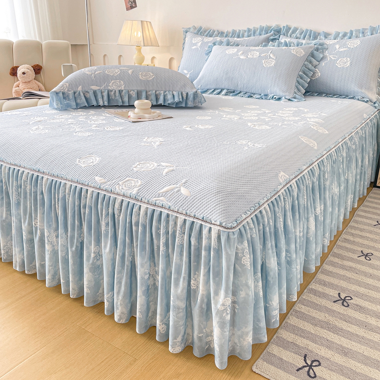 91家纺网 家纺一手货源 找家纺 莱凯家纺 2026新款550gPE提花床裙款凉席席子 冰蓝奶芙玫瑰