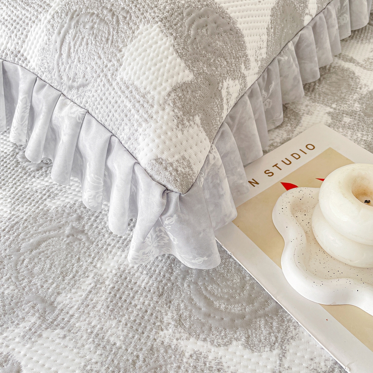 91家纺网 家纺一手货源 找家纺 莱凯家纺 2026新款550gPE提花床裙款凉席席子 雾影玫瑰-灰