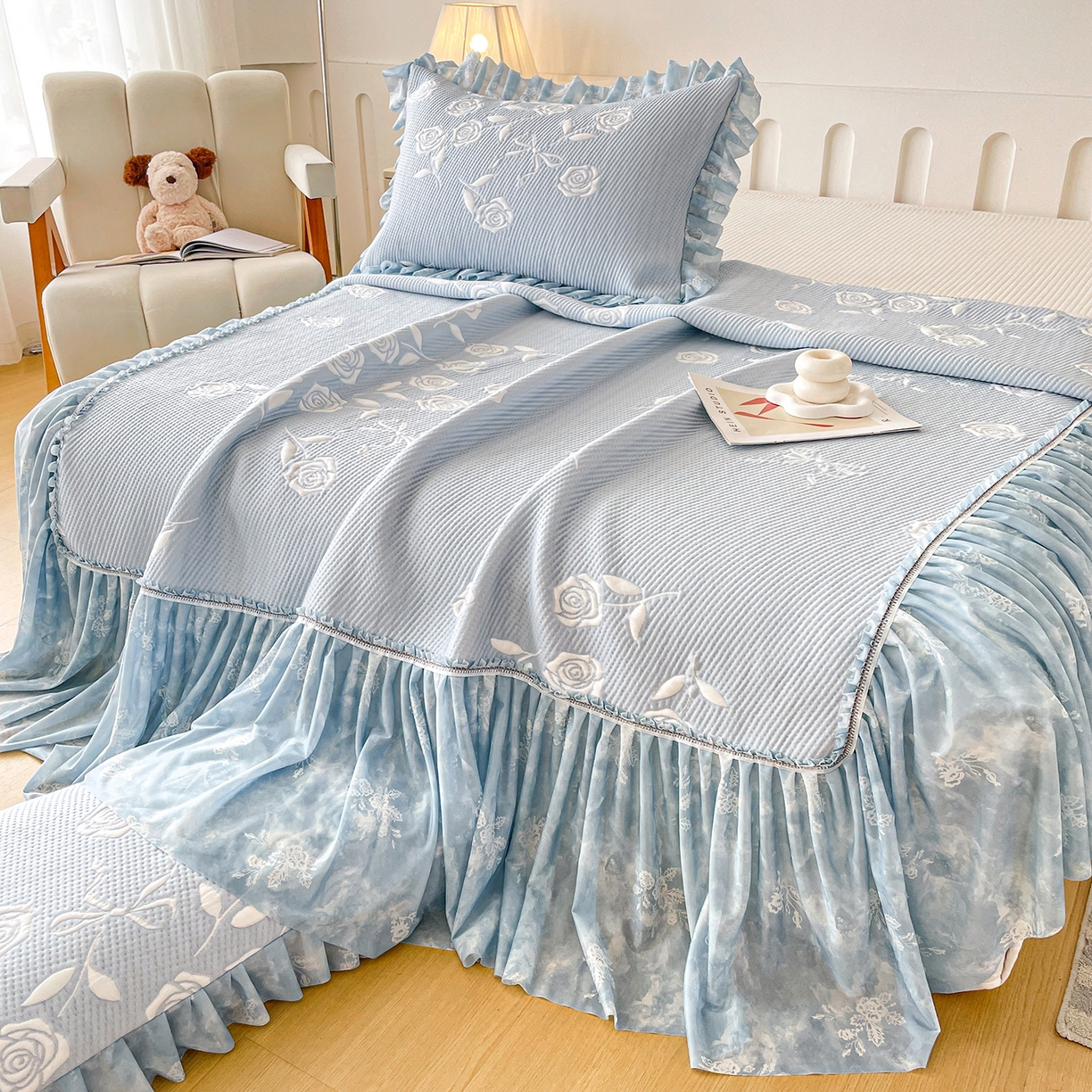 91家纺网 家纺一手货源 找家纺 莱凯家纺 2026新款550gPE提花床裙款凉席席子 冰蓝奶芙玫瑰