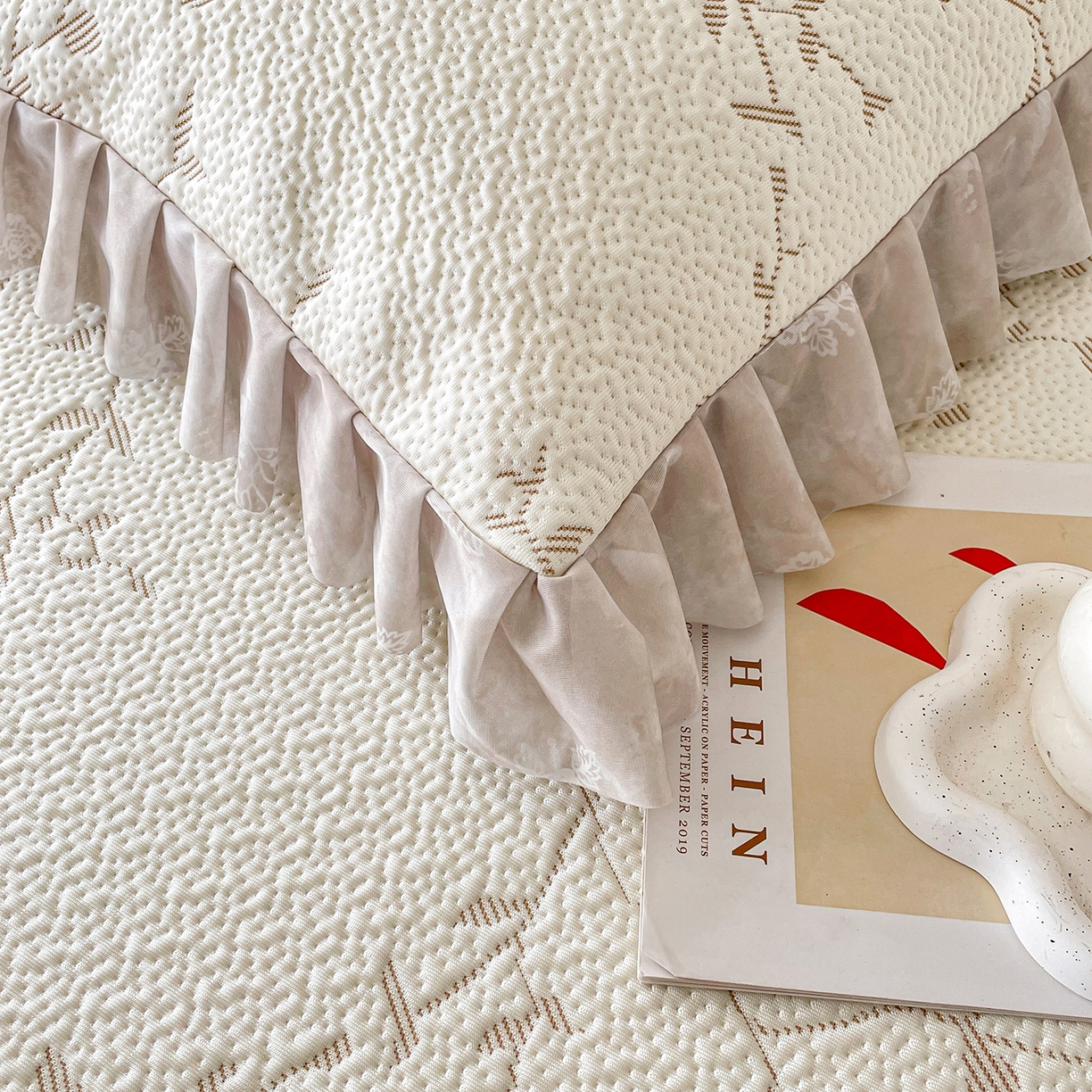 91家纺网 家纺一手货源 找家纺 莱凯家纺 2026新款550gPE提花床裙款凉席席子 浅茶枝语