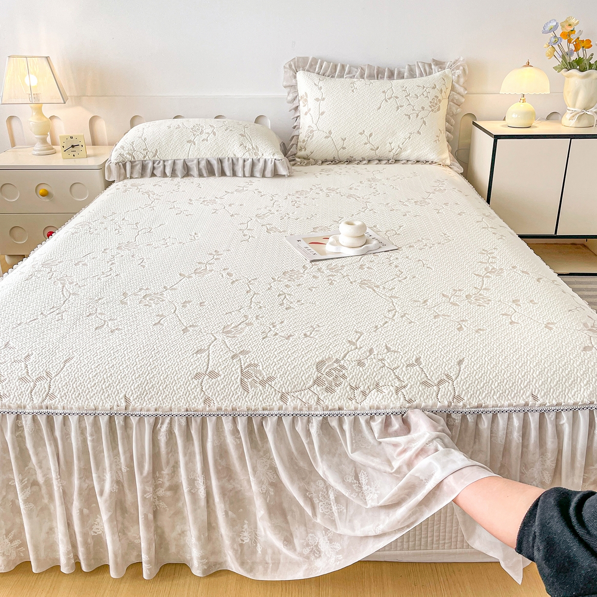 91家纺网 家纺一手货源 找家纺 莱凯家纺 2026新款550gPE提花床裙款凉席席子 浅茶枝语