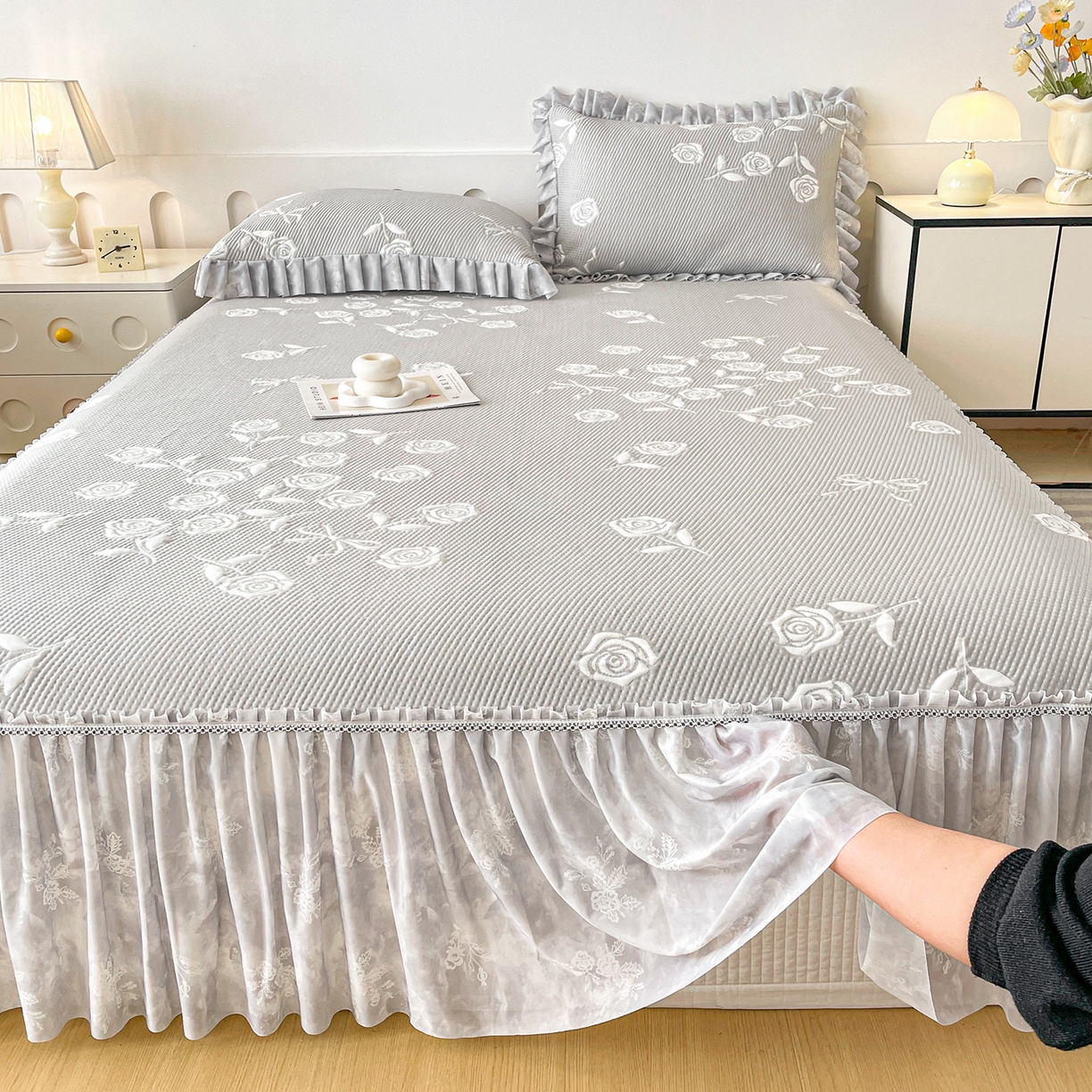 91家纺网 家纺一手货源 找家纺 莱凯家纺 2026新款550gPE提花床裙款凉席席子 冰灰奶芙玫瑰