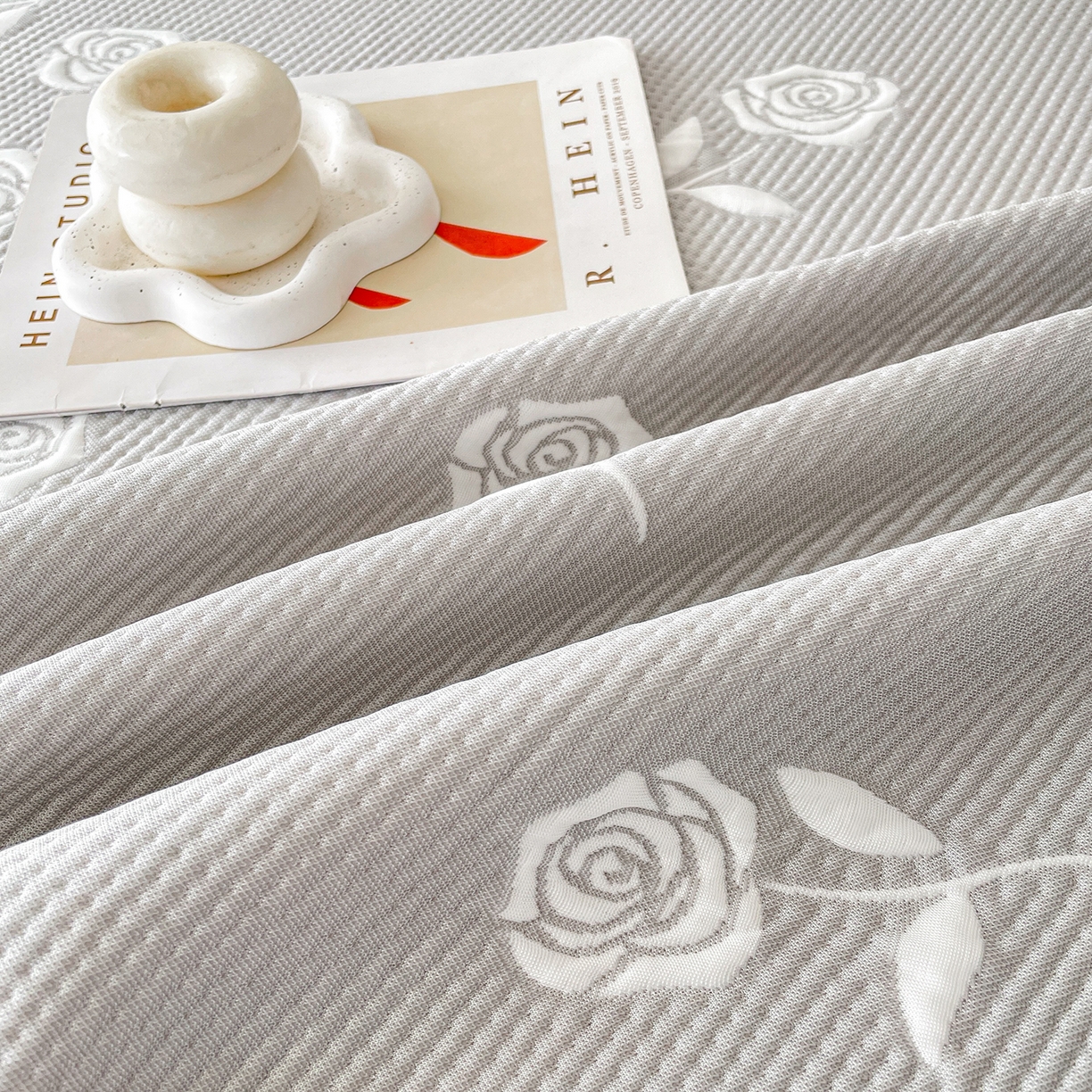 91家纺网 家纺一手货源 找家纺 莱凯家纺 2026新款550gPE提花床裙款凉席席子 冰灰奶芙玫瑰