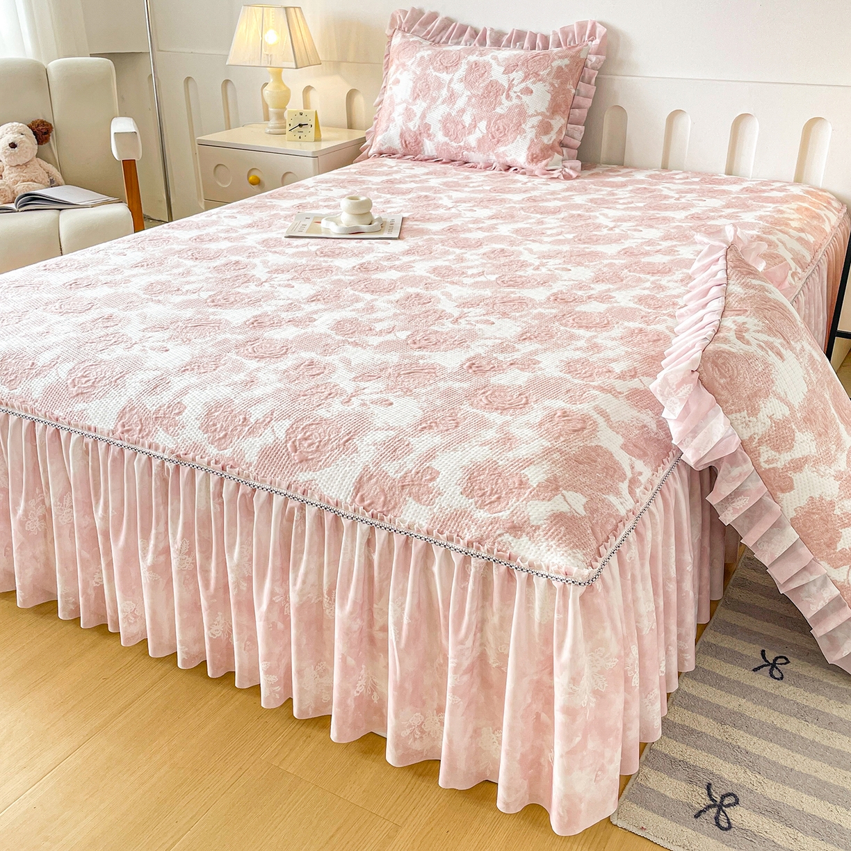 91家纺网 家纺一手货源 找家纺 莱凯家纺 2026新款550gPE提花床裙款凉席席子 雾影玫瑰-粉