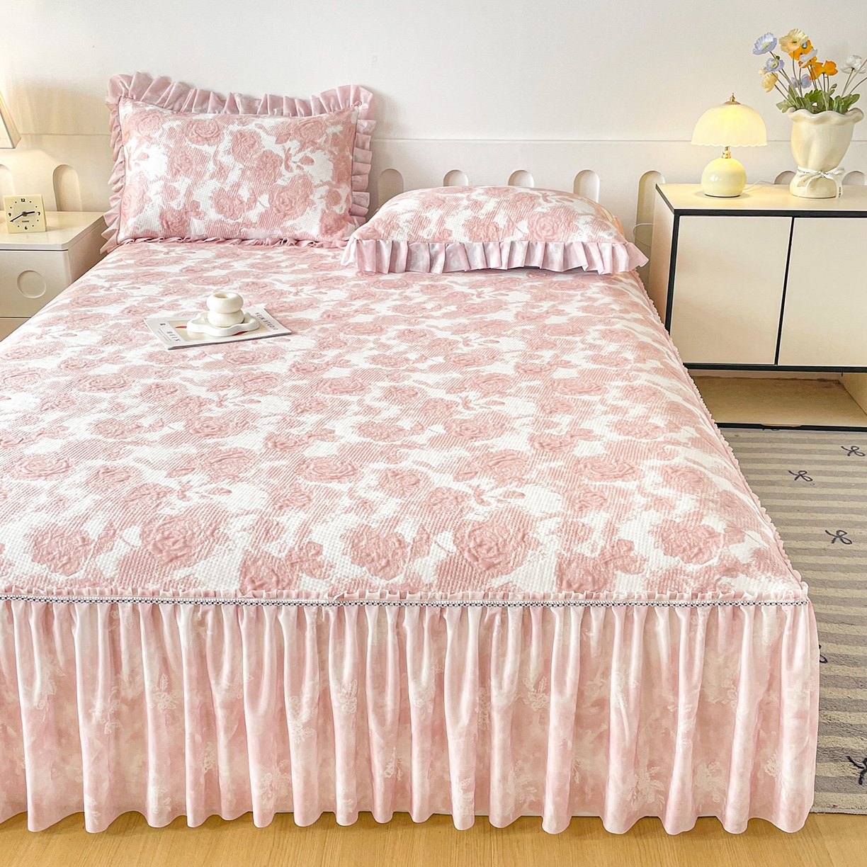 91家纺网 家纺一手货源 找家纺 莱凯家纺 2026新款550gPE提花床裙款凉席席子 雾影玫瑰-粉