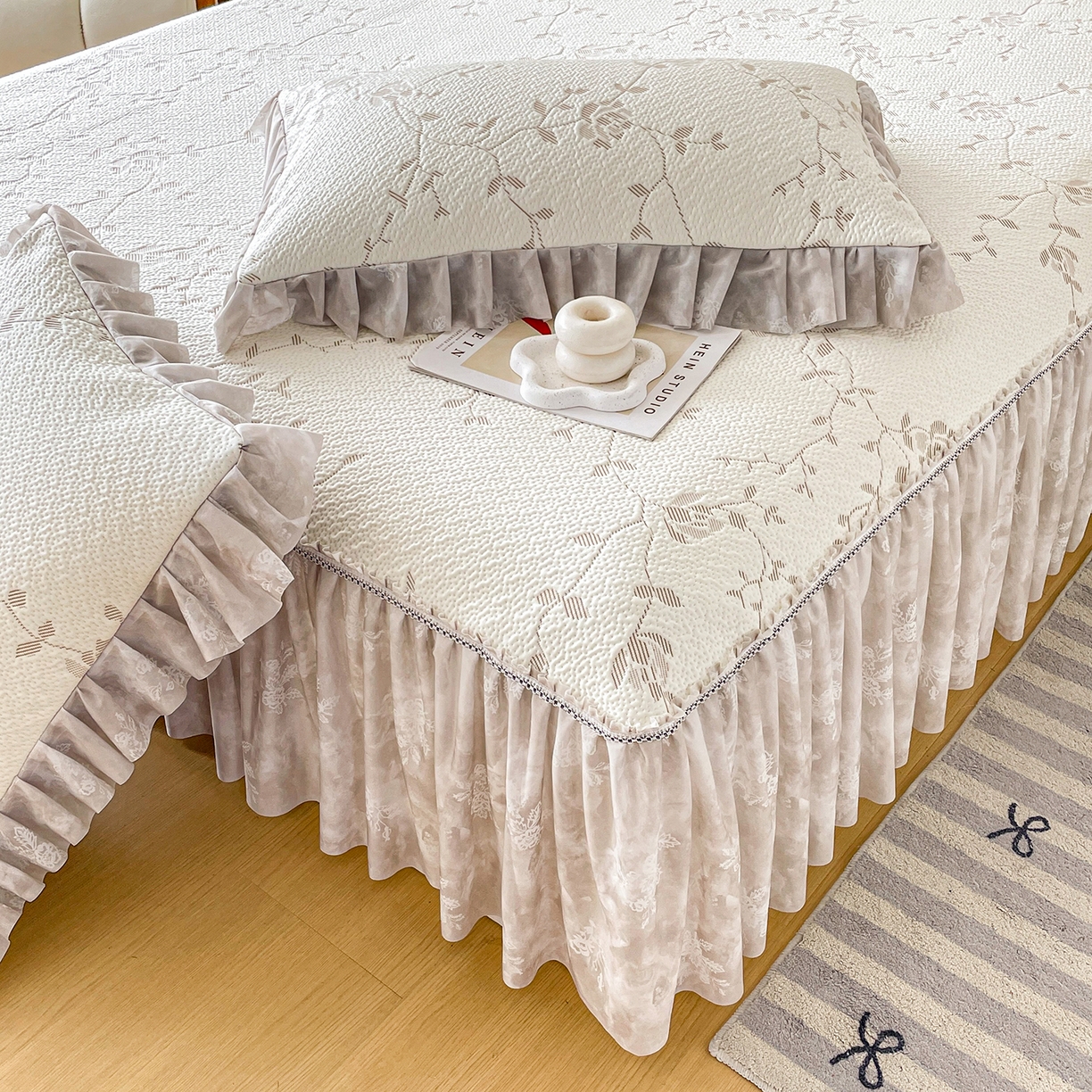 91家纺网 家纺一手货源 找家纺 莱凯家纺 2026新款550gPE提花床裙款凉席席子 浅茶枝语