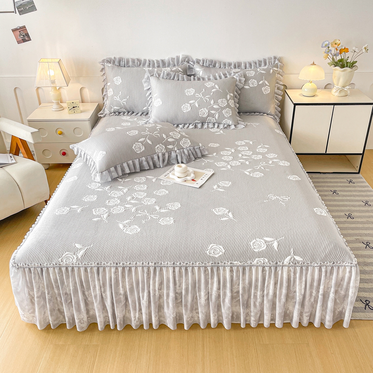 91家纺网 家纺一手货源 找家纺 莱凯家纺 2026新款550gPE提花床裙款凉席席子 冰灰奶芙玫瑰