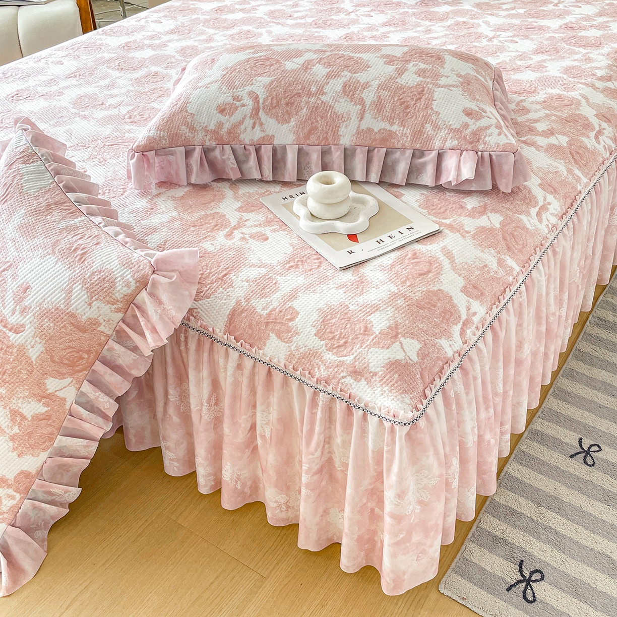 91家纺网 家纺一手货源 找家纺 莱凯家纺 2026新款550gPE提花床裙款凉席席子 雾影玫瑰-粉