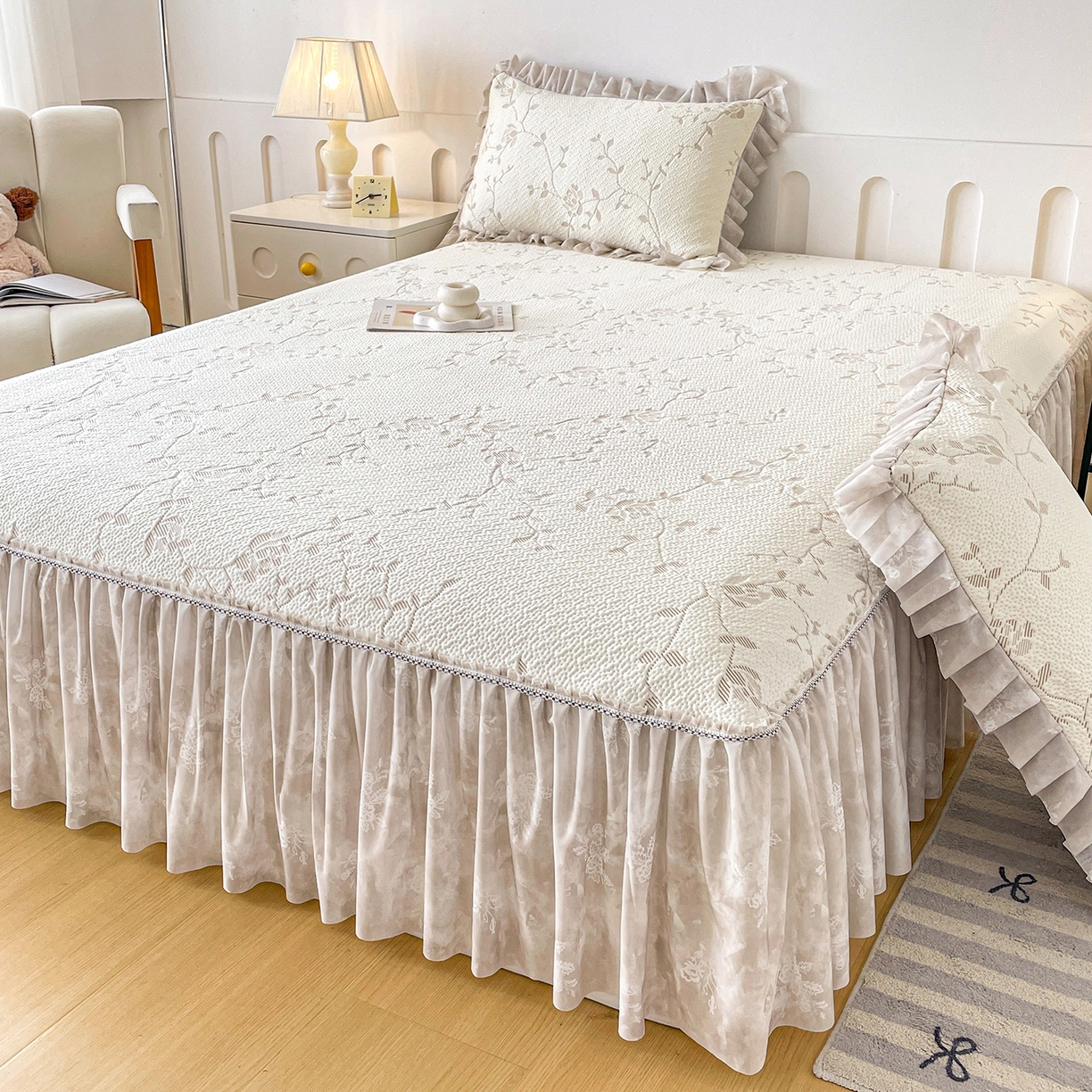 91家纺网 家纺一手货源 找家纺 莱凯家纺 2026新款550gPE提花床裙款凉席席子 浅茶枝语