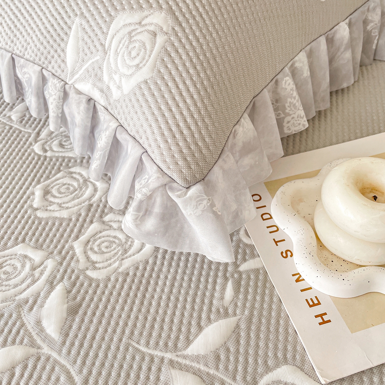 91家纺网 家纺一手货源 找家纺 莱凯家纺 2026新款550gPE提花床裙款凉席席子 冰灰奶芙玫瑰