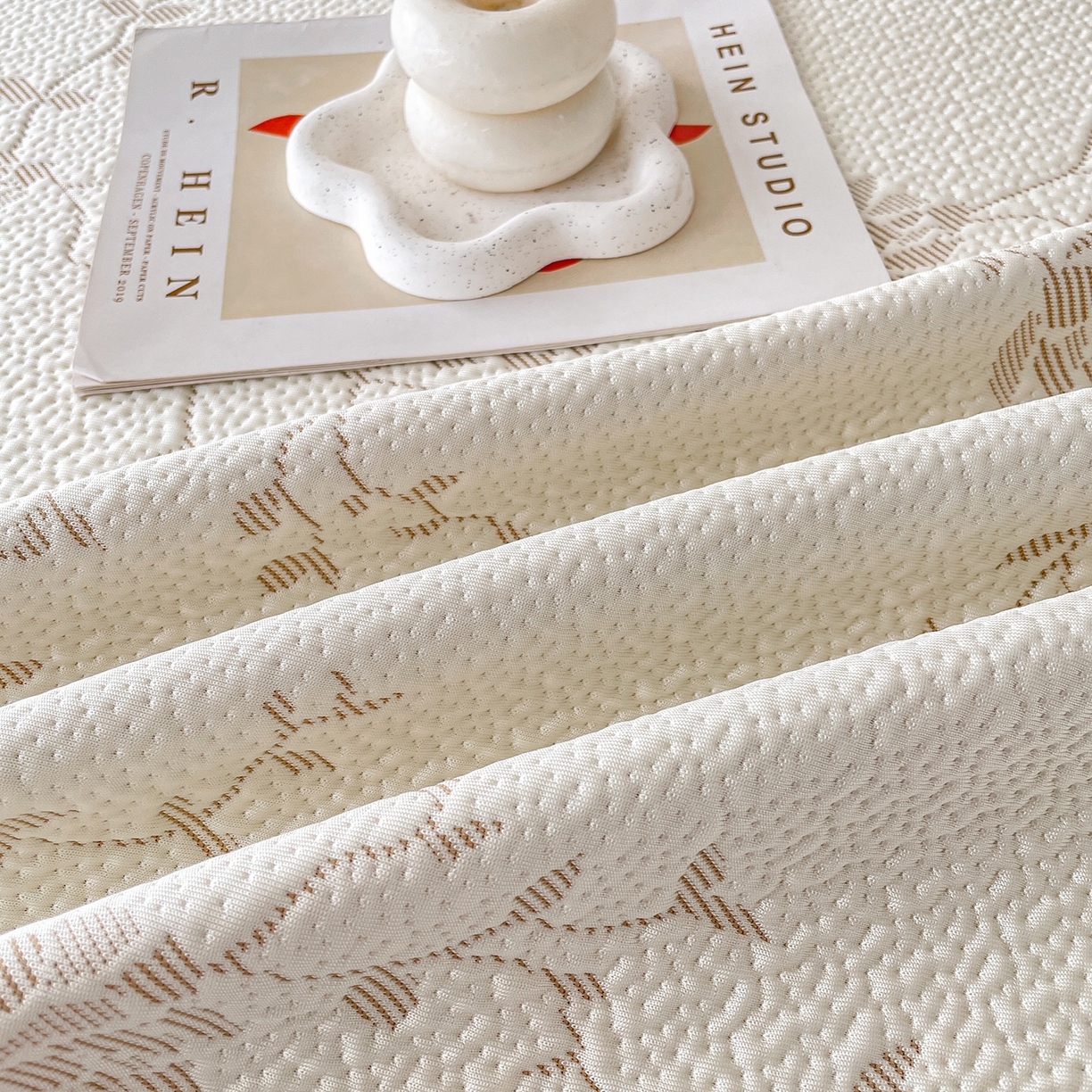 91家纺网 家纺一手货源 找家纺 莱凯家纺 2026新款550gPE提花床裙款凉席席子 浅茶枝语