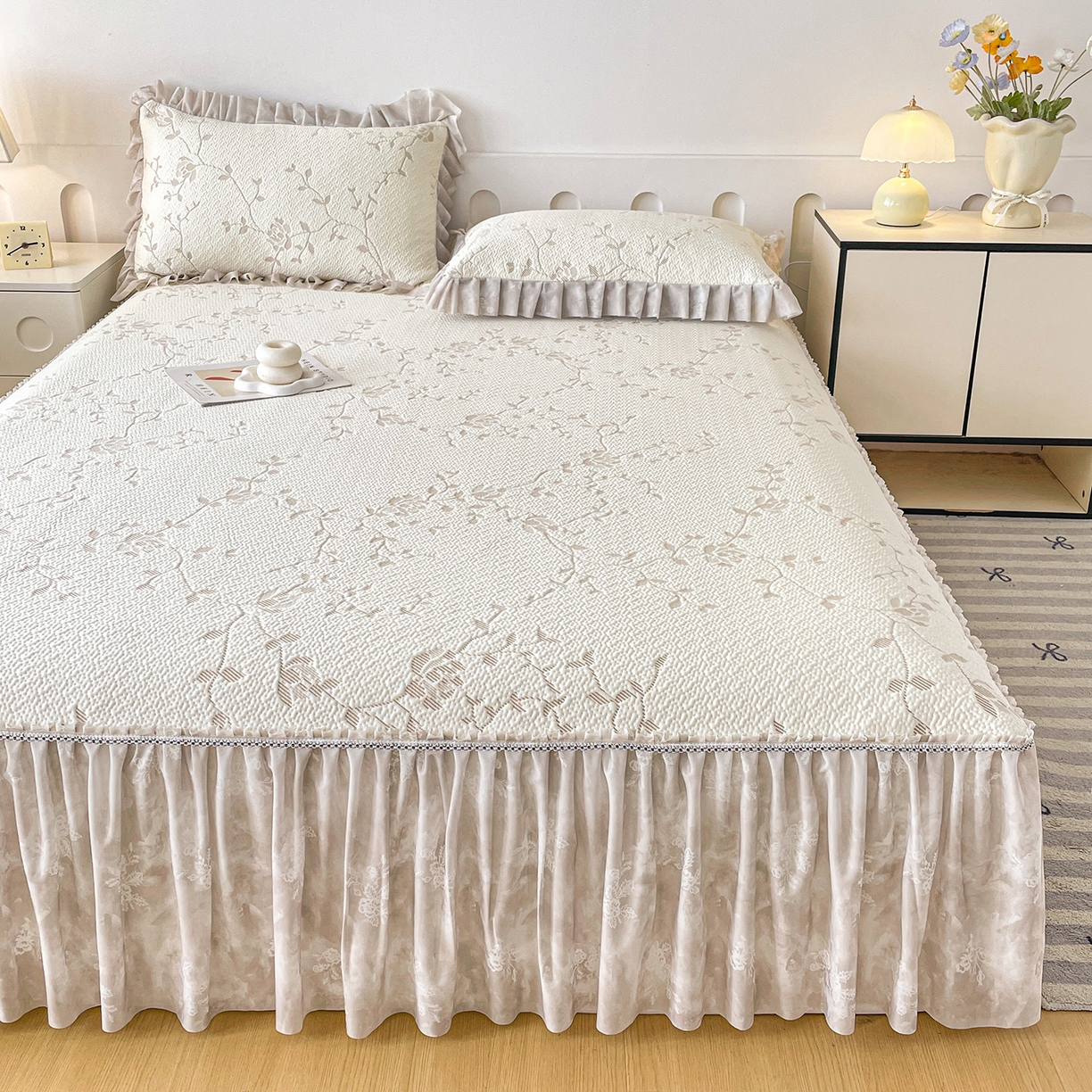 91家纺网 家纺一手货源 找家纺 莱凯家纺 2026新款550gPE提花床裙款凉席席子 浅茶枝语