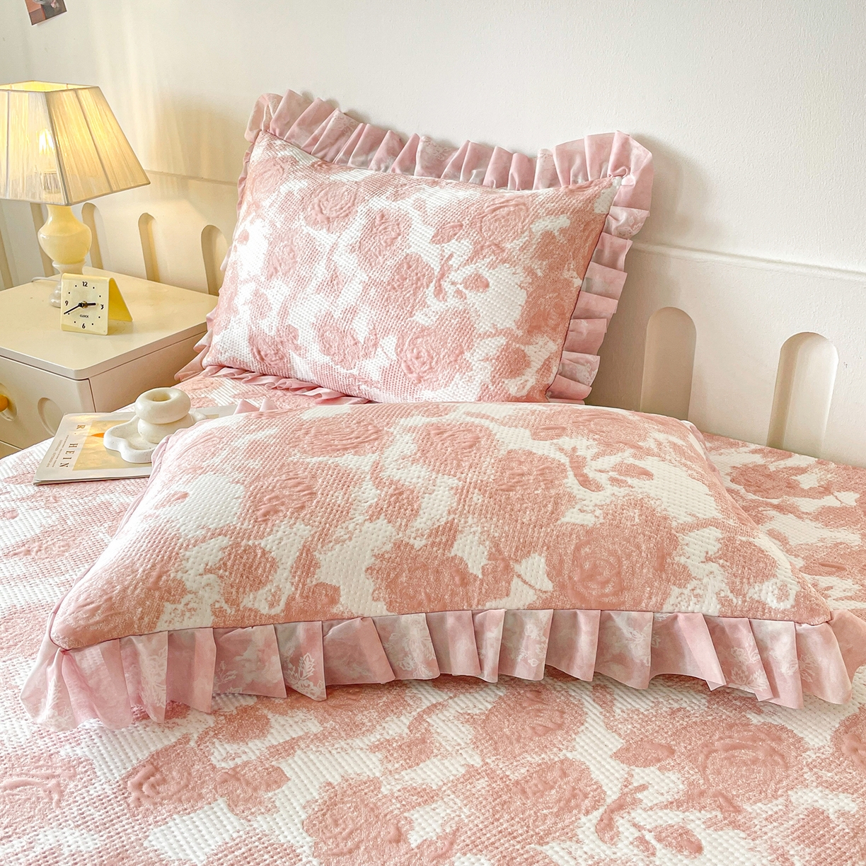 91家纺网 家纺一手货源 找家纺 莱凯家纺 2026新款550gPE提花床裙款凉席席子 雾影玫瑰-粉