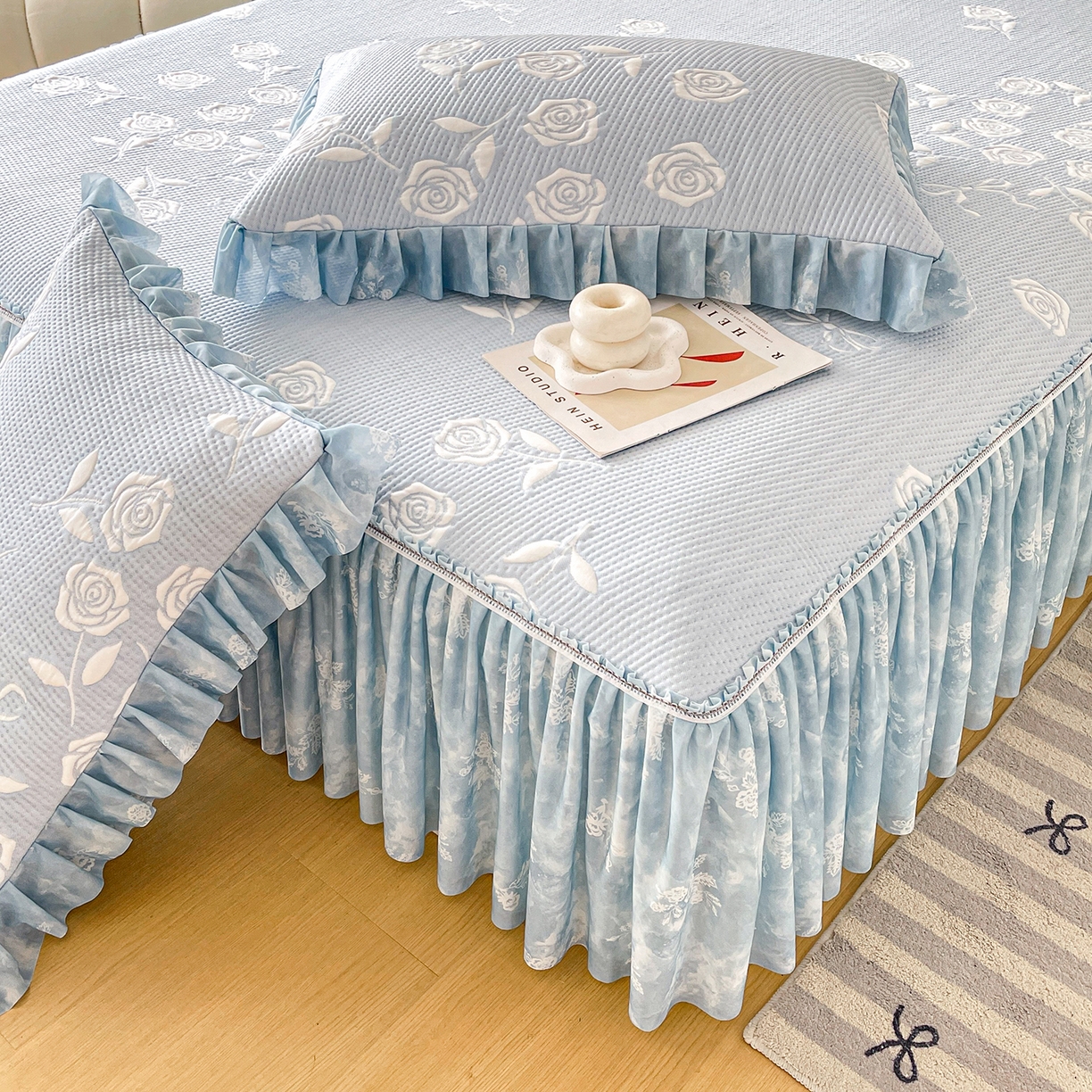 91家纺网 家纺一手货源 找家纺 莱凯家纺 2026新款550gPE提花床裙款凉席席子 冰蓝奶芙玫瑰