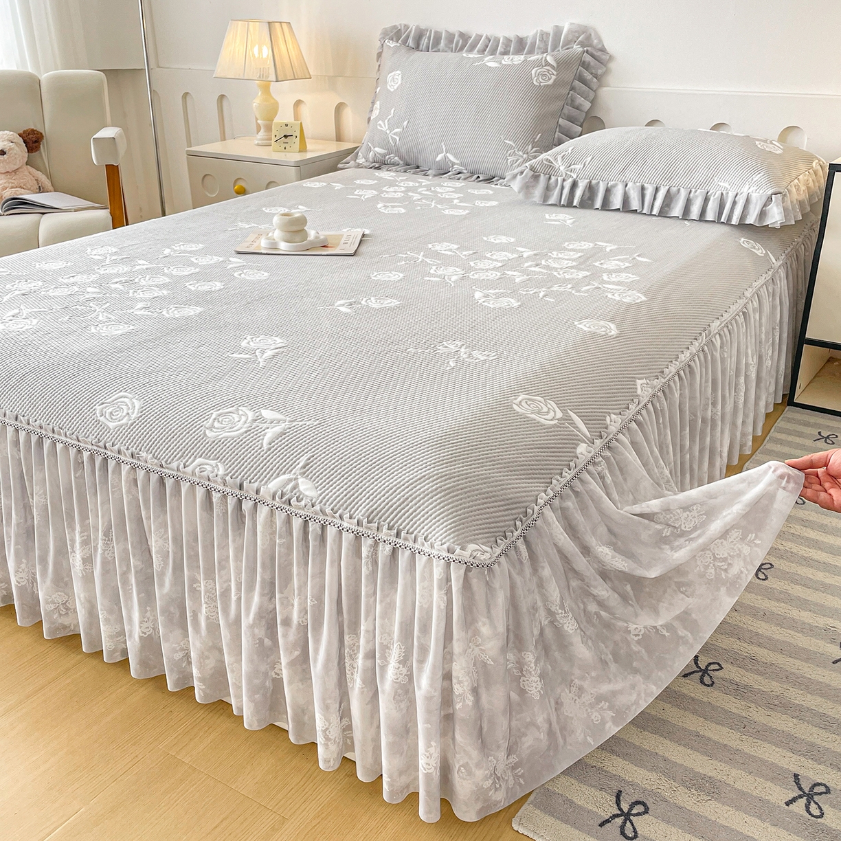 91家纺网 家纺一手货源 找家纺 莱凯家纺 2026新款550gPE提花床裙款凉席席子 冰灰奶芙玫瑰