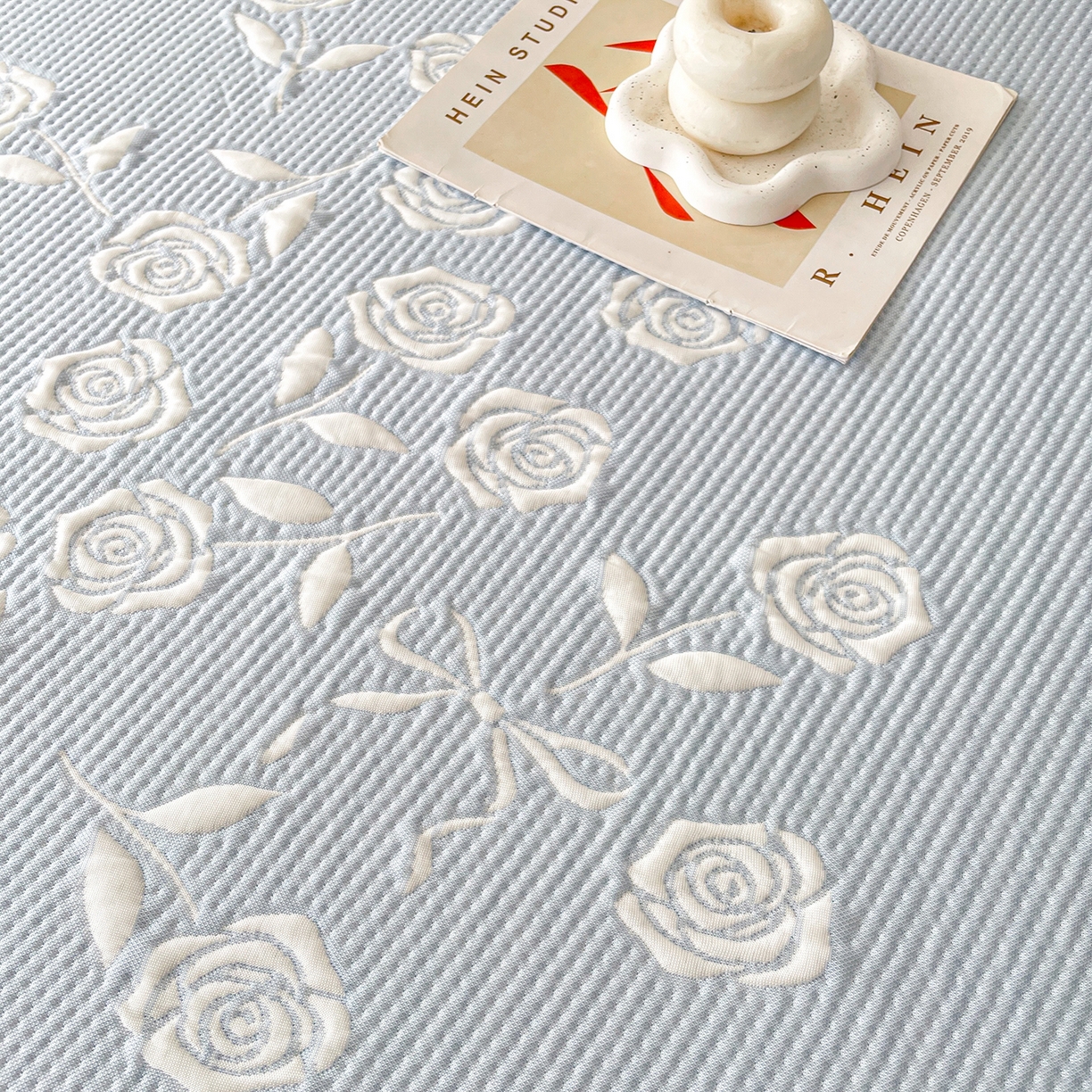 91家纺网 家纺一手货源 找家纺 莱凯家纺 2026新款550gPE提花床裙款凉席席子 冰蓝奶芙玫瑰