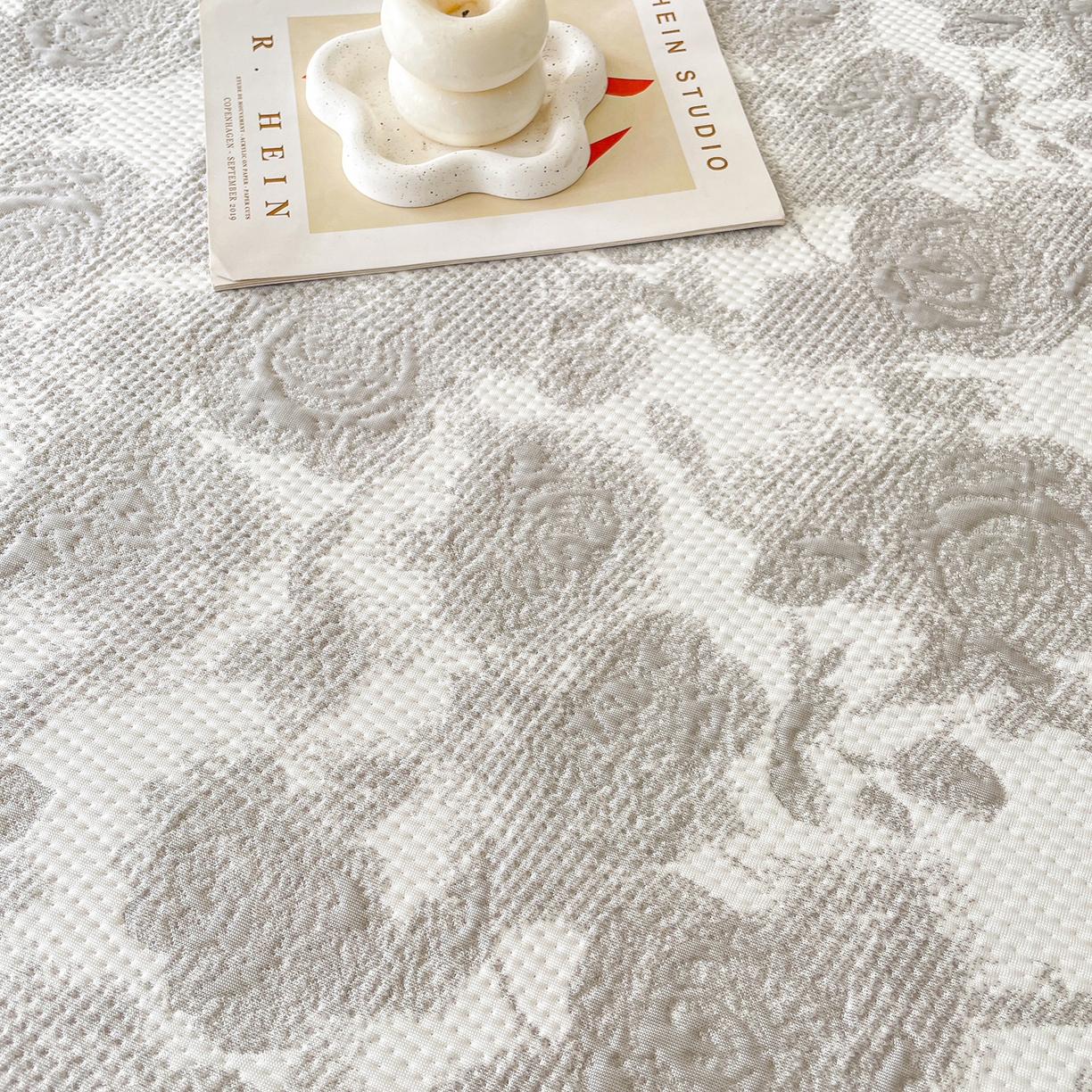 91家纺网 家纺一手货源 找家纺 莱凯家纺 2026新款550gPE提花床裙款凉席席子 雾影玫瑰-灰