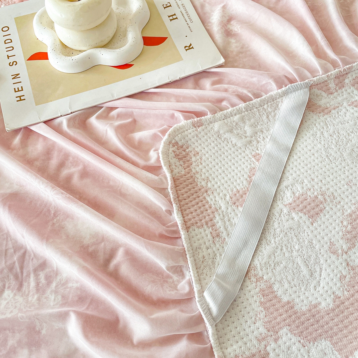 91家纺网 家纺一手货源 找家纺 莱凯家纺 2026新款550gPE提花床裙款凉席席子 雾影玫瑰-粉