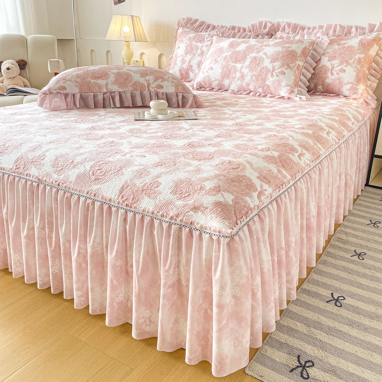 91家纺网 家纺一手货源 找家纺 莱凯家纺 2026新款550gPE提花床裙款凉席席子 雾影玫瑰-粉