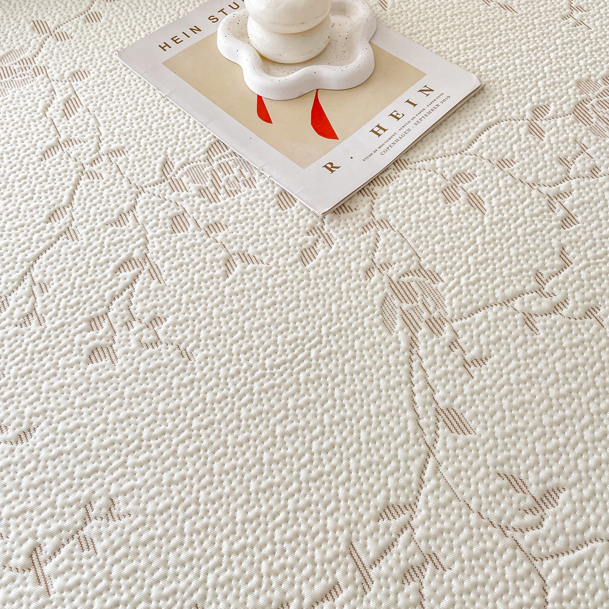 91家纺网 家纺一手货源 找家纺 莱凯家纺 2026新款550gPE提花床裙款凉席席子 浅茶枝语