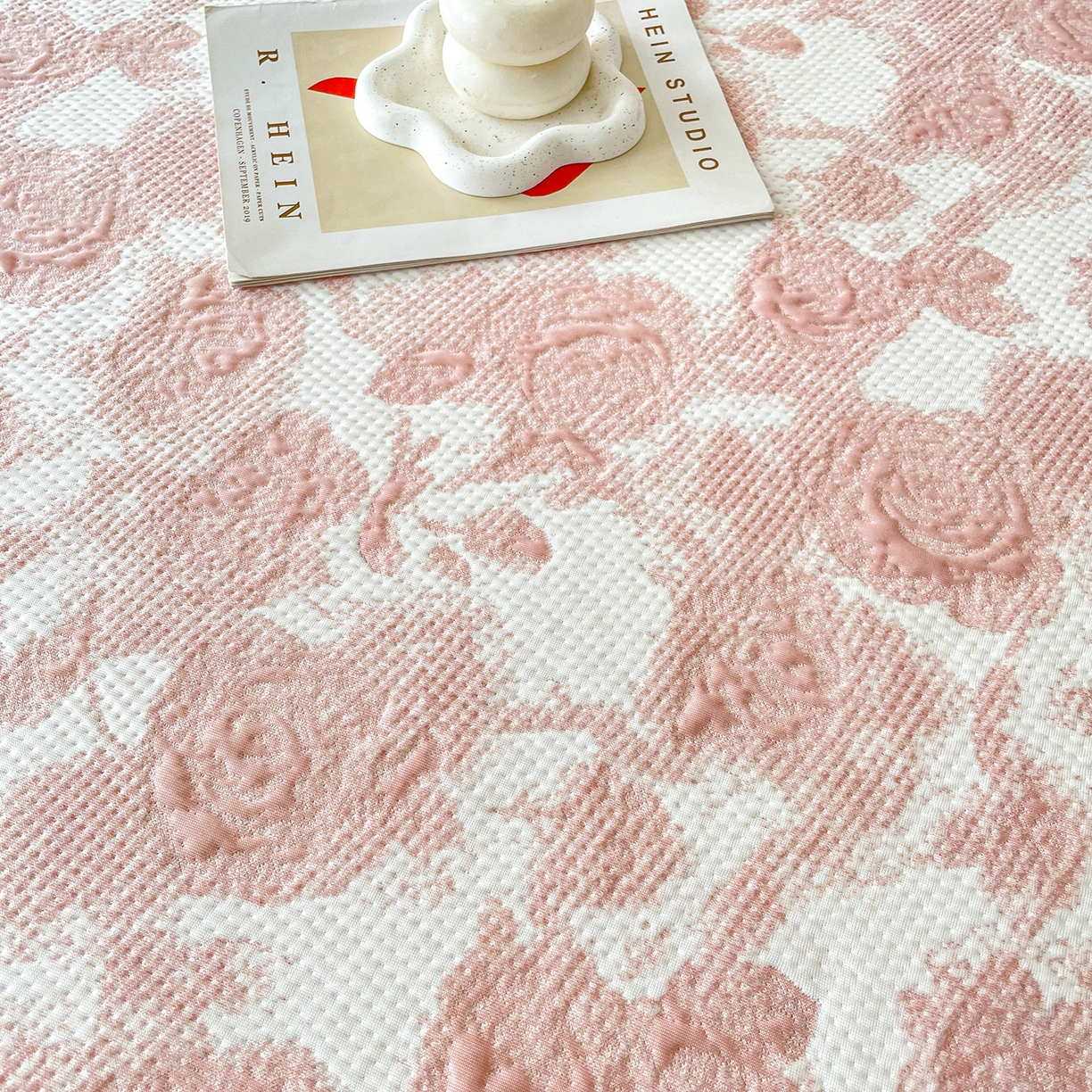 91家纺网 家纺一手货源 找家纺 莱凯家纺 2026新款550gPE提花床裙款凉席席子 雾影玫瑰-粉