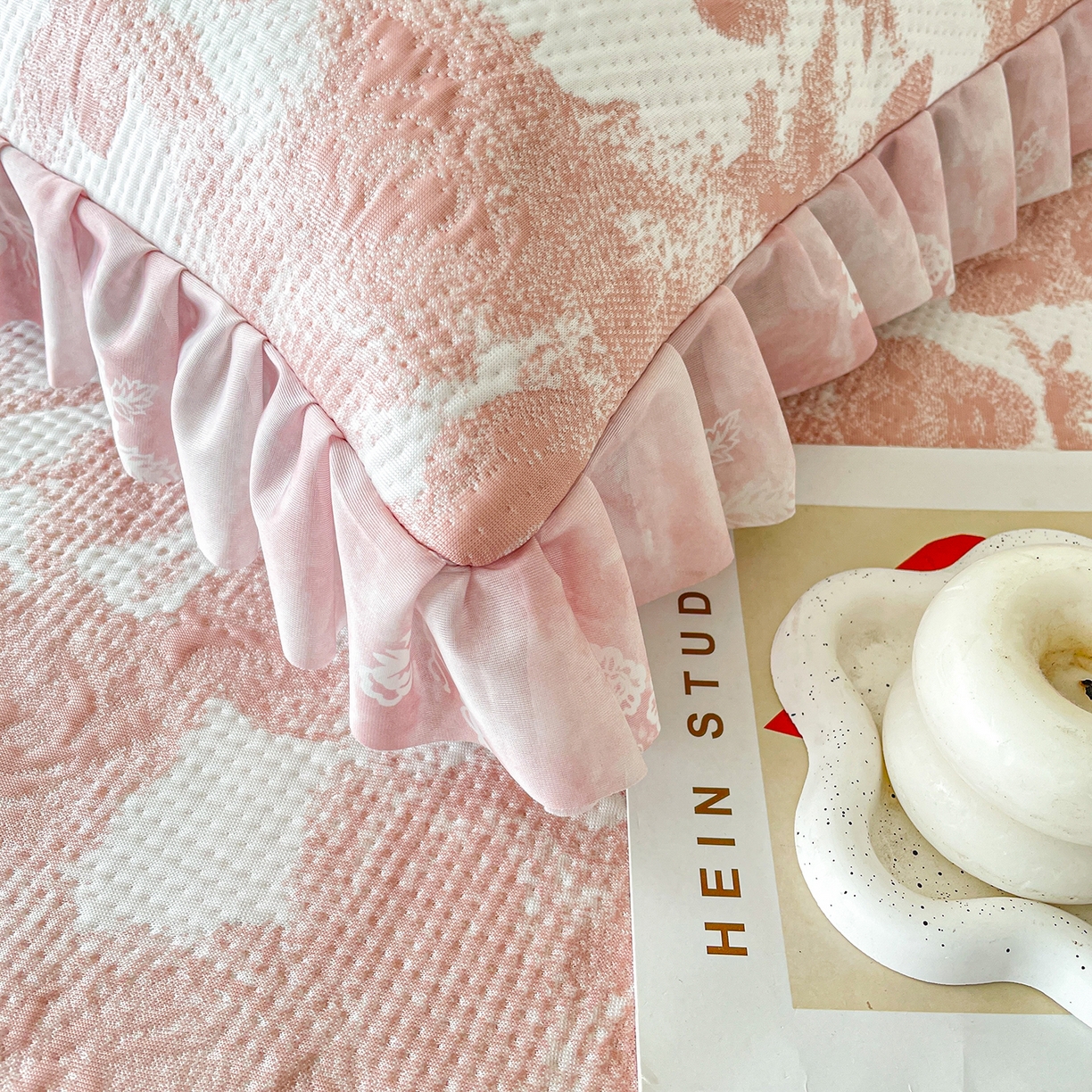 91家纺网 家纺一手货源 找家纺 莱凯家纺 2026新款550gPE提花床裙款凉席席子 雾影玫瑰-粉