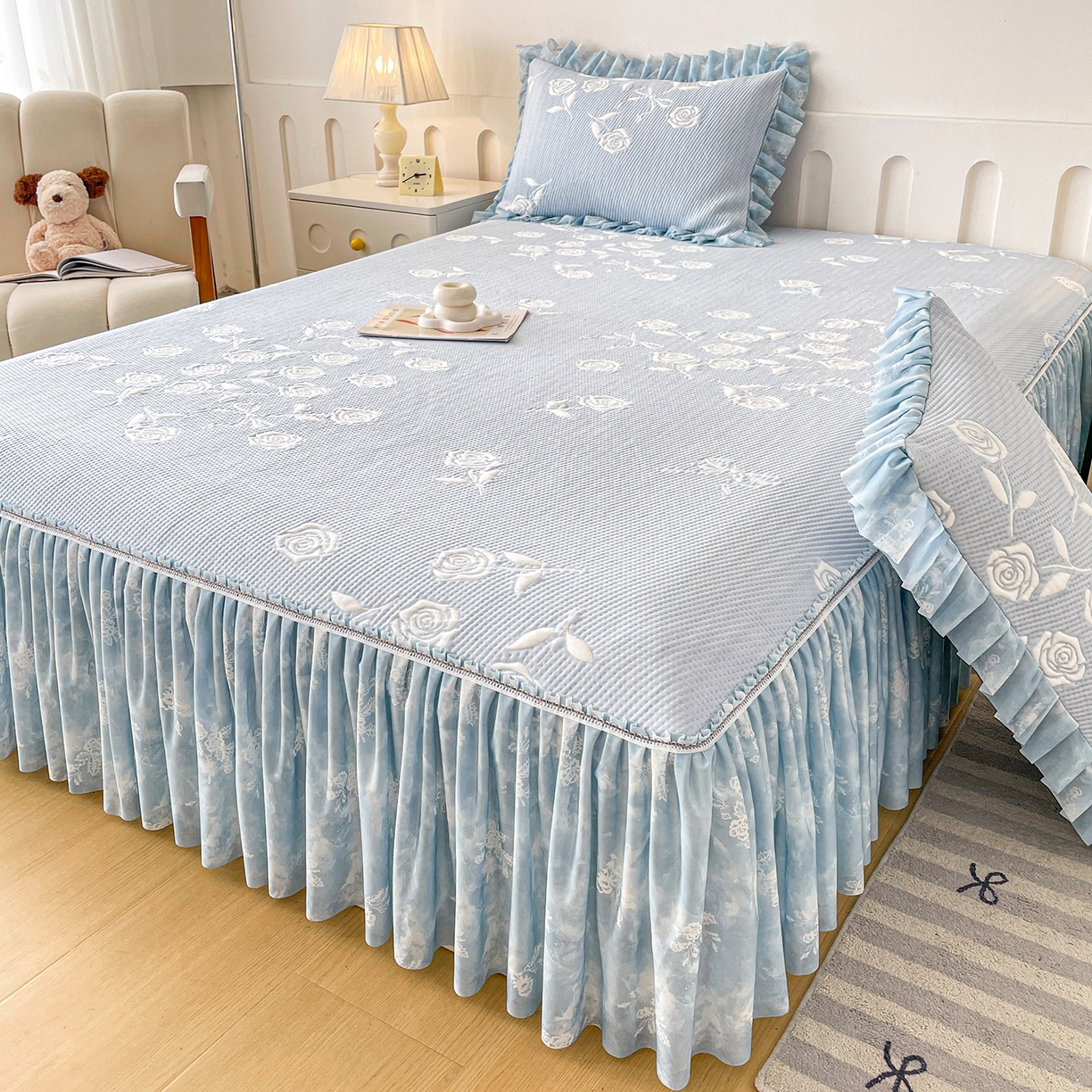 91家纺网 家纺一手货源 找家纺 莱凯家纺 2026新款550gPE提花床裙款凉席席子 冰蓝奶芙玫瑰