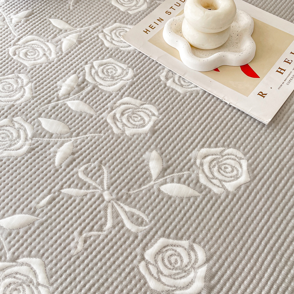 91家纺网 家纺一手货源 找家纺 莱凯家纺 2026新款550gPE提花床裙款凉席席子 冰灰奶芙玫瑰