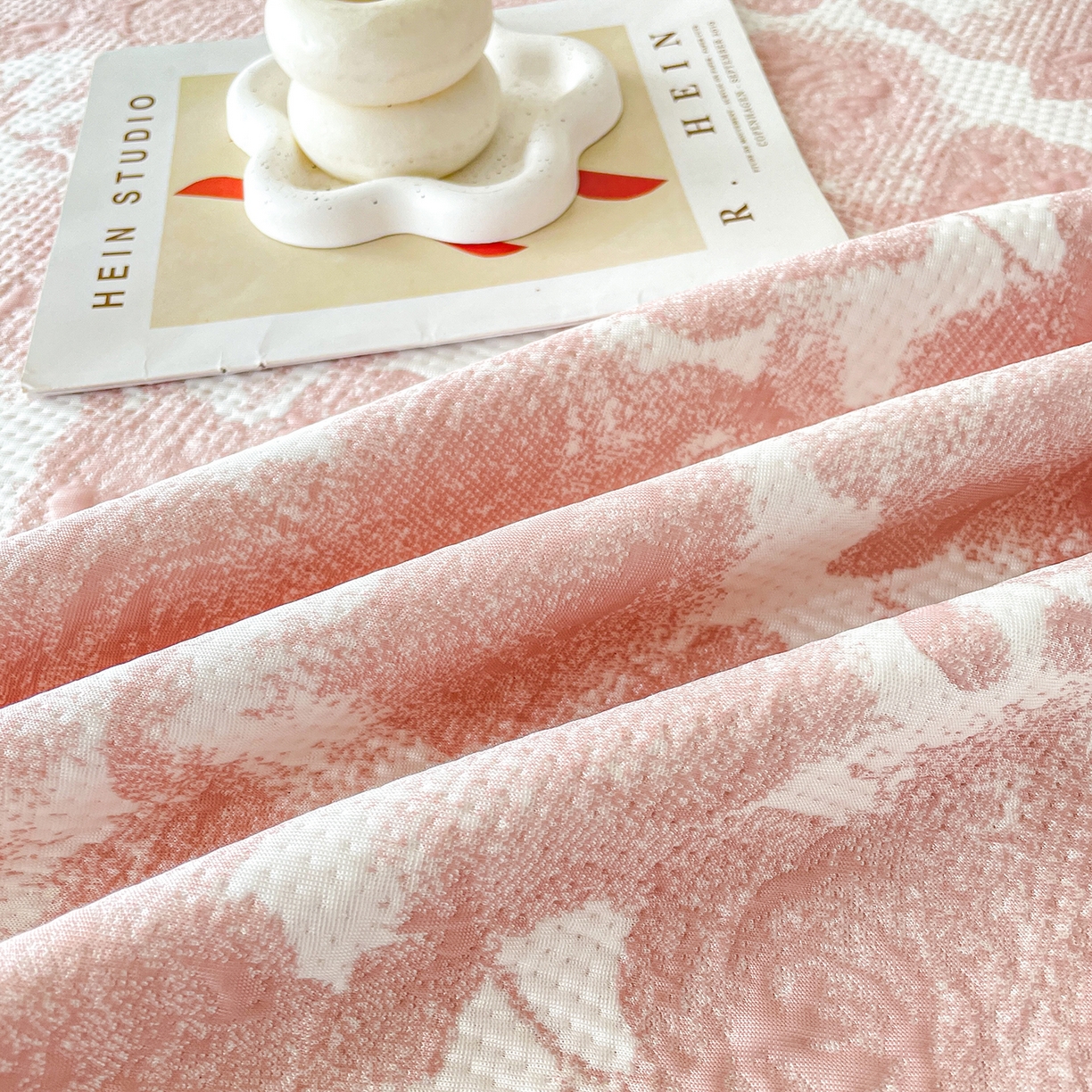 91家纺网 家纺一手货源 找家纺 莱凯家纺 2026新款550gPE提花床裙款凉席席子 雾影玫瑰-粉