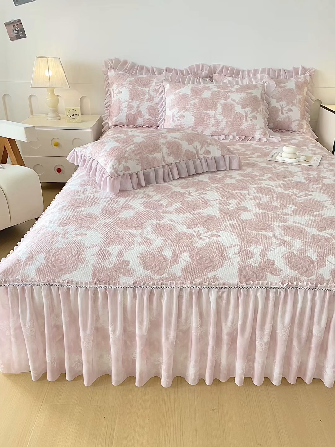 91家纺网 家纺一手货源 找家纺 莱凯家纺 2026新款550gPE提花床裙款凉席席子 雾影玫瑰-粉