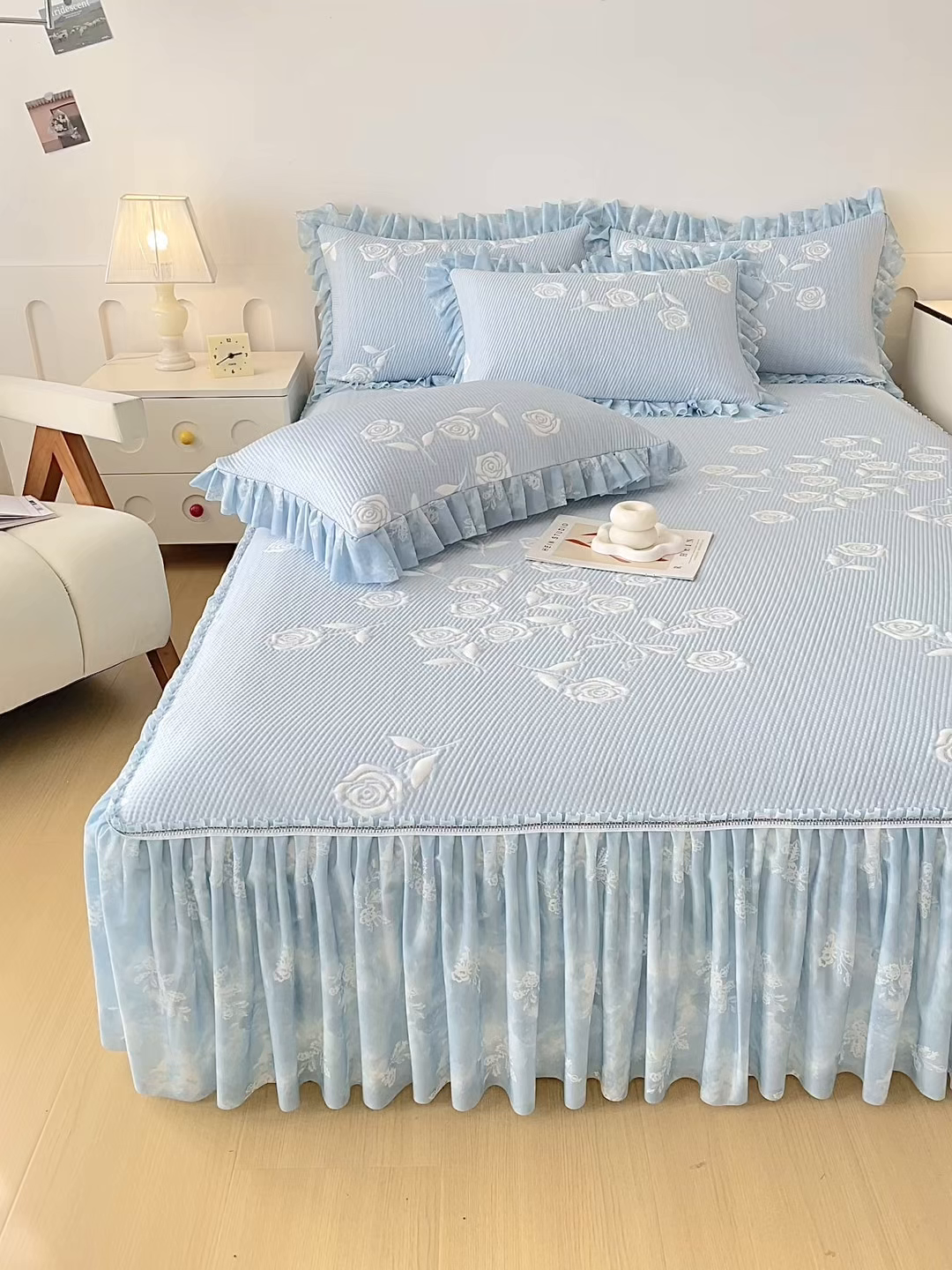 91家纺网 家纺一手货源 找家纺 莱凯家纺 2026新款550gPE提花床裙款凉席席子 冰蓝奶芙玫瑰