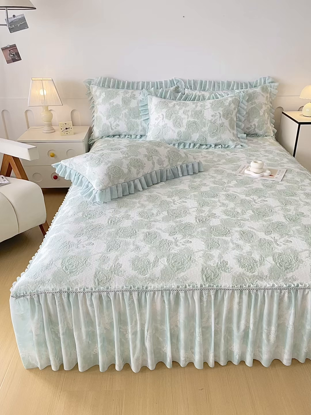 91家纺网 家纺一手货源 找家纺 莱凯家纺 2026新款550gPE提花床裙款凉席席子 雾影玫瑰-绿