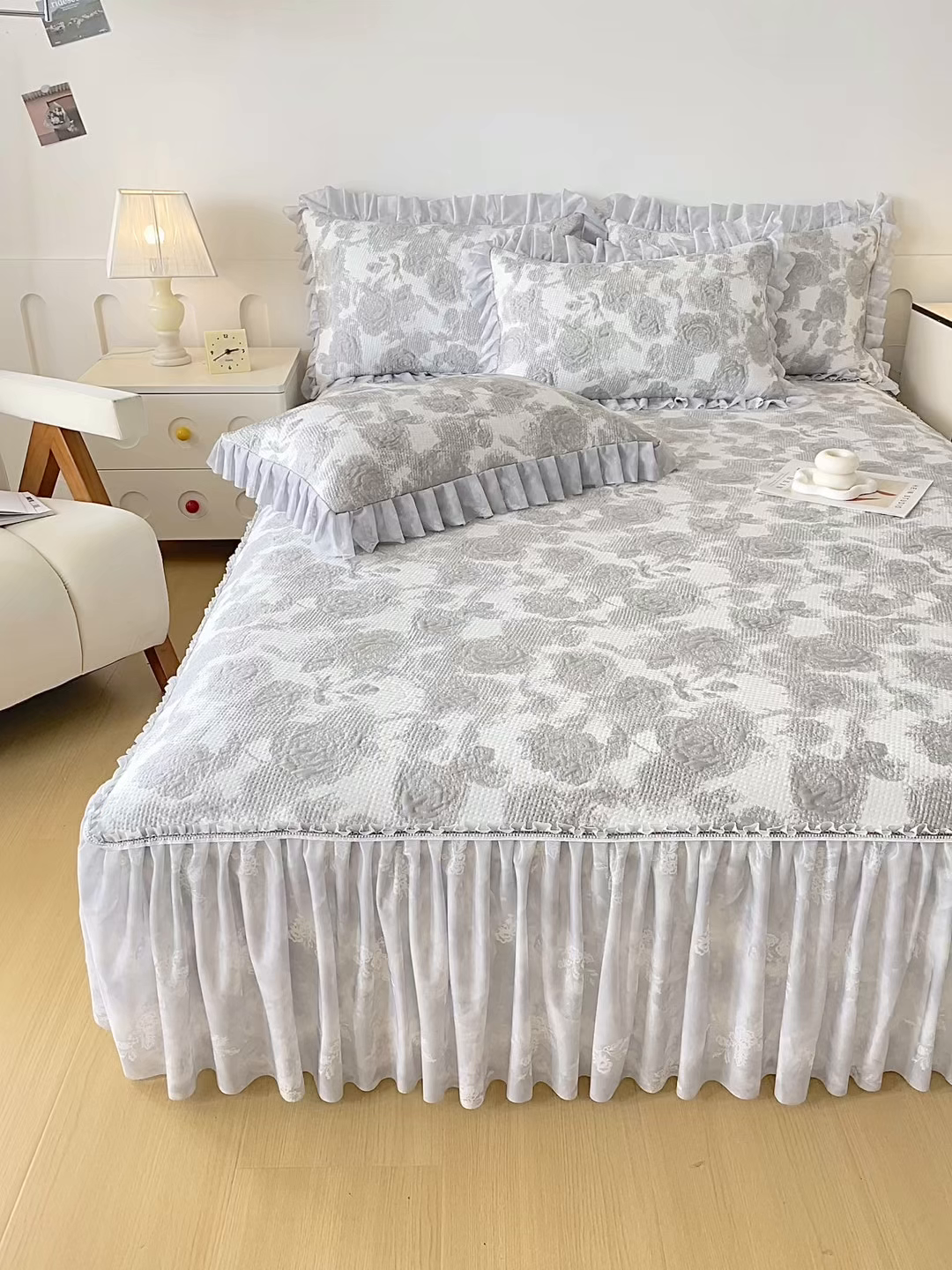 91家纺网 家纺一手货源 找家纺 （总）莱凯家纺 2026新款550gPE提花床裙款凉席席子