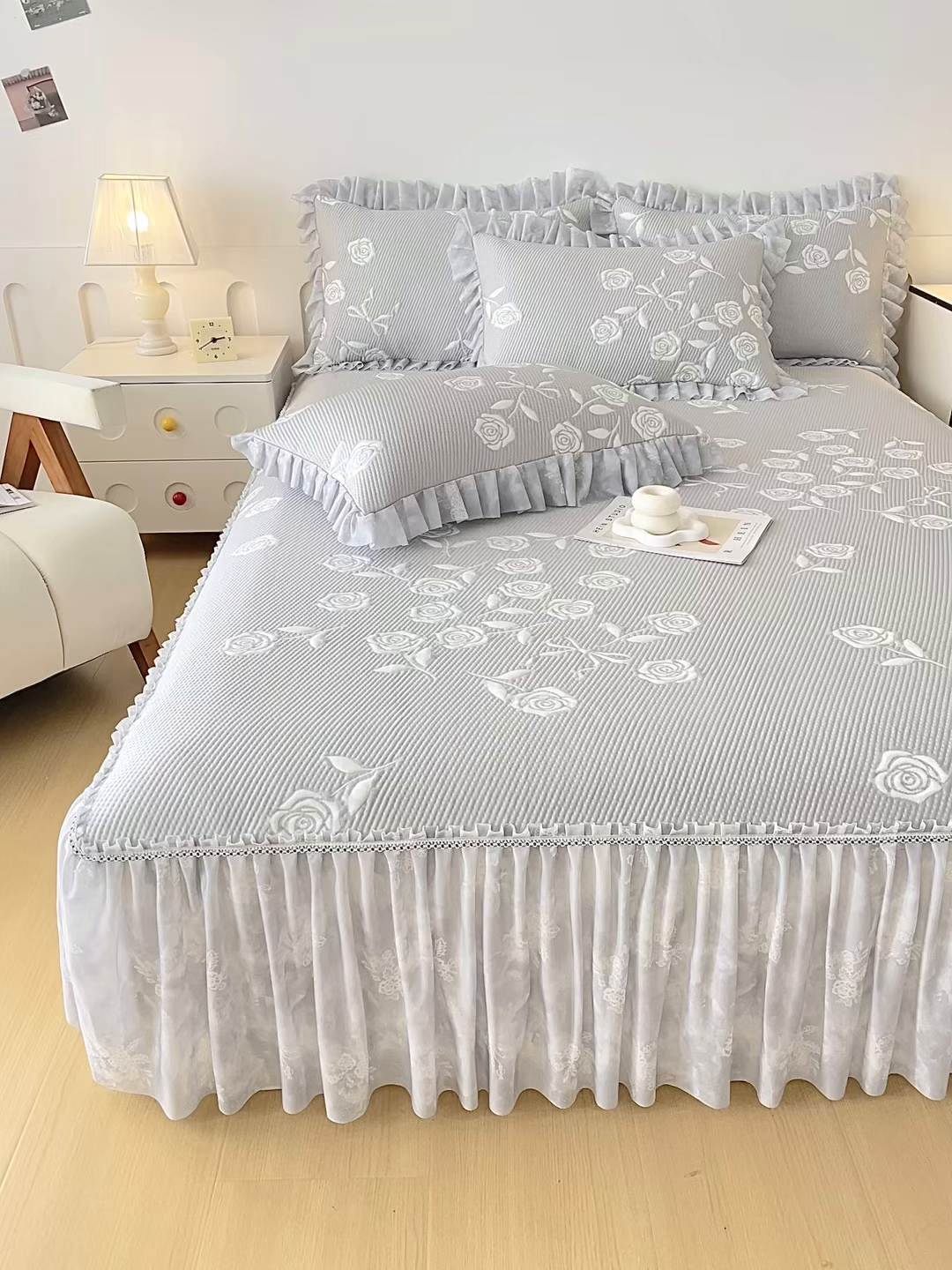 91家纺网 家纺一手货源 找家纺 莱凯家纺 2026新款550gPE提花床裙款凉席席子 冰灰奶芙玫瑰