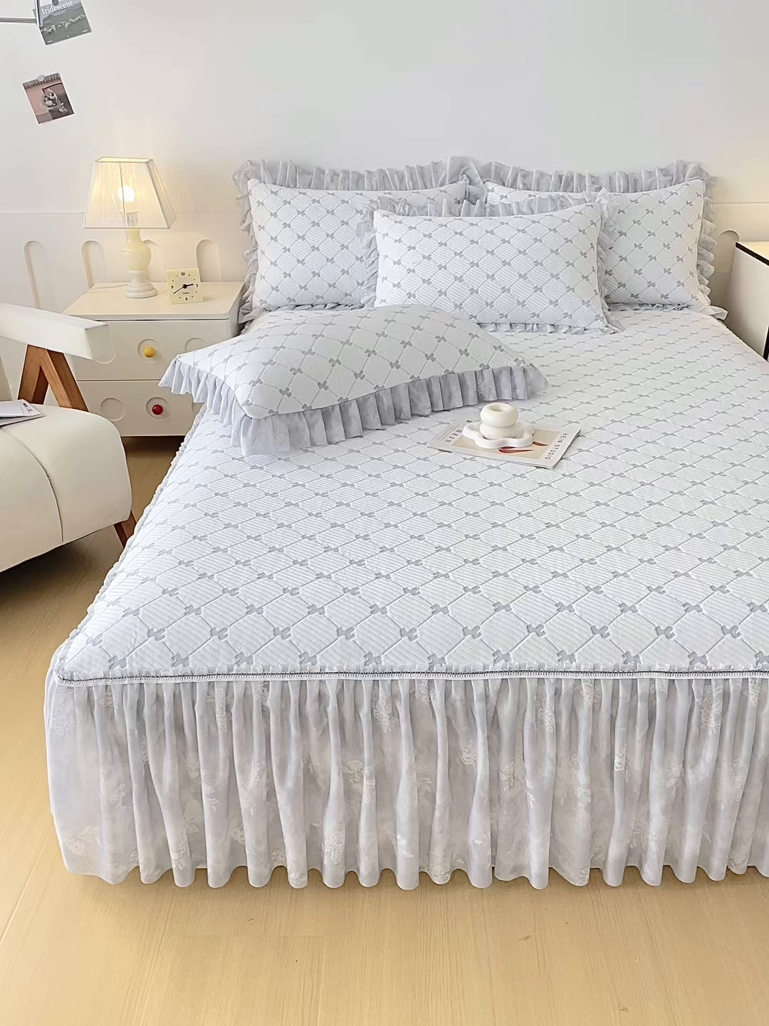 91家纺网 家纺一手货源 找家纺 莱凯家纺 2026新款550gPE提花床裙款凉席席子 小马菱格