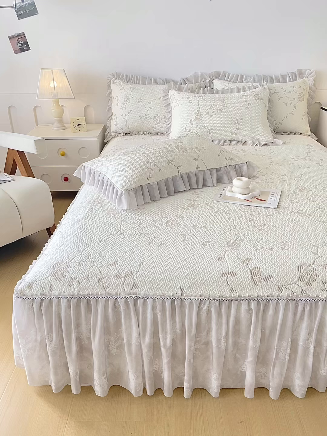 91家纺网 家纺一手货源 找家纺 莱凯家纺 2026新款550gPE提花床裙款凉席席子 浅茶枝语