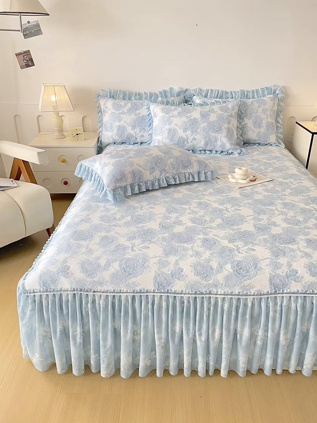 91家纺网 家纺一手货源 找家纺 莱凯家纺 2026新款550gPE提花床裙款凉席席子 雾影玫瑰-蓝