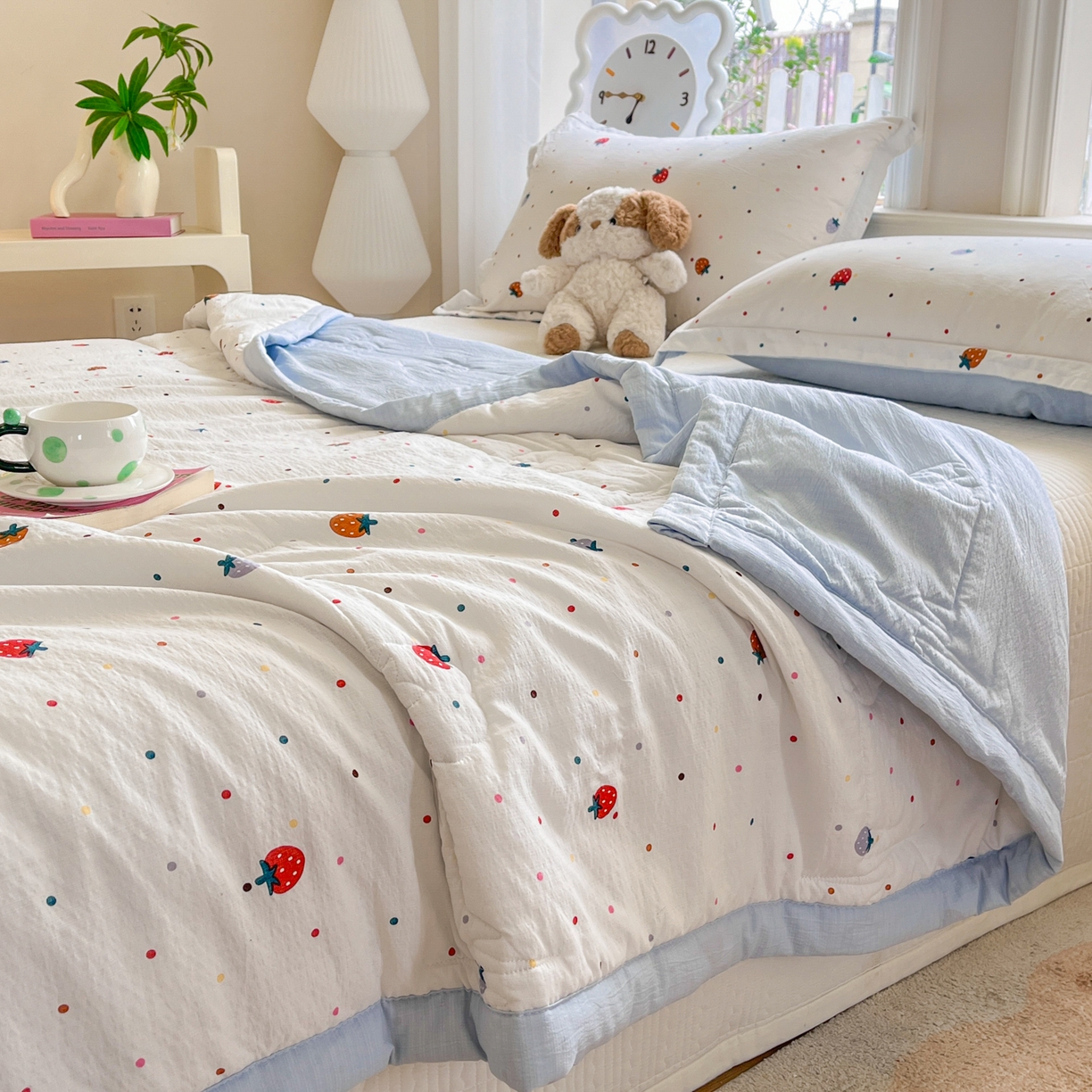 91家纺网 家纺一手货源 找家纺 优承佳生活馆 2026新款云感双层纱卡通小清新风格棉花夏被（提供买家秀） 草莓点点