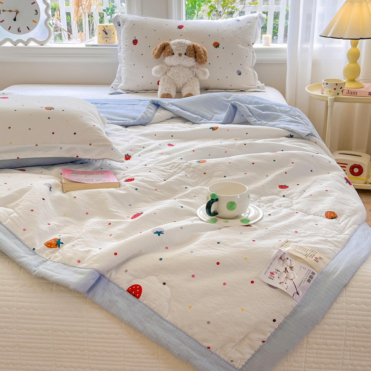 91家纺网 家纺一手货源 找家纺 优承佳生活馆 2026新款云感双层纱卡通小清新风格棉花夏被（提供买家秀） 草莓点点