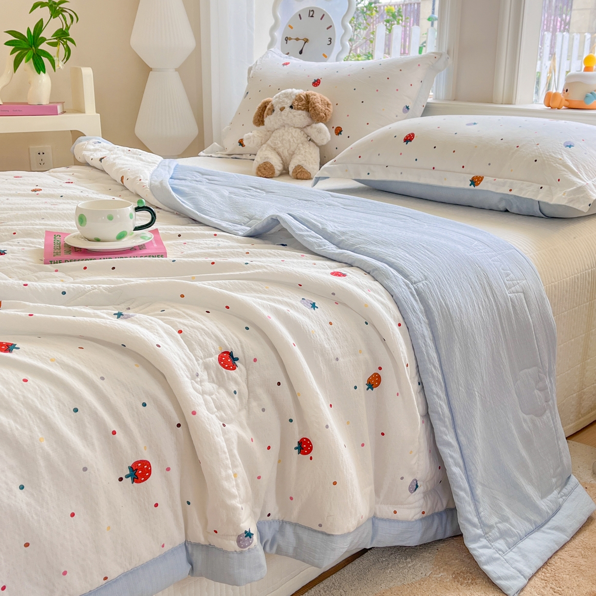 91家纺网 家纺一手货源 找家纺 优承佳生活馆 2026新款云感双层纱卡通小清新风格棉花夏被（提供买家秀） 草莓点点