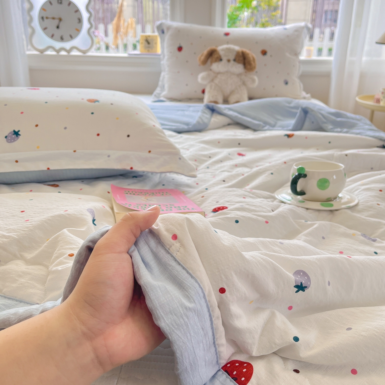 91家纺网 家纺一手货源 找家纺 优承佳生活馆 2026新款云感双层纱卡通小清新风格棉花夏被（提供买家秀） 草莓点点