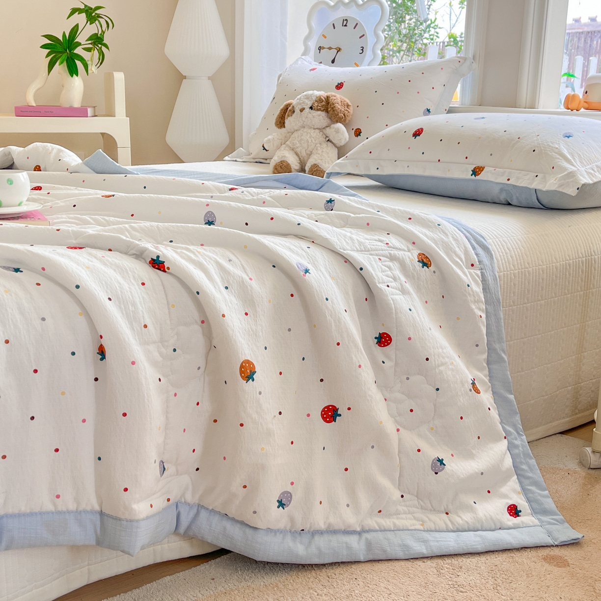 91家纺网 家纺一手货源 找家纺 优承佳生活馆 2026新款云感双层纱卡通小清新风格棉花夏被（提供买家秀） 草莓点点