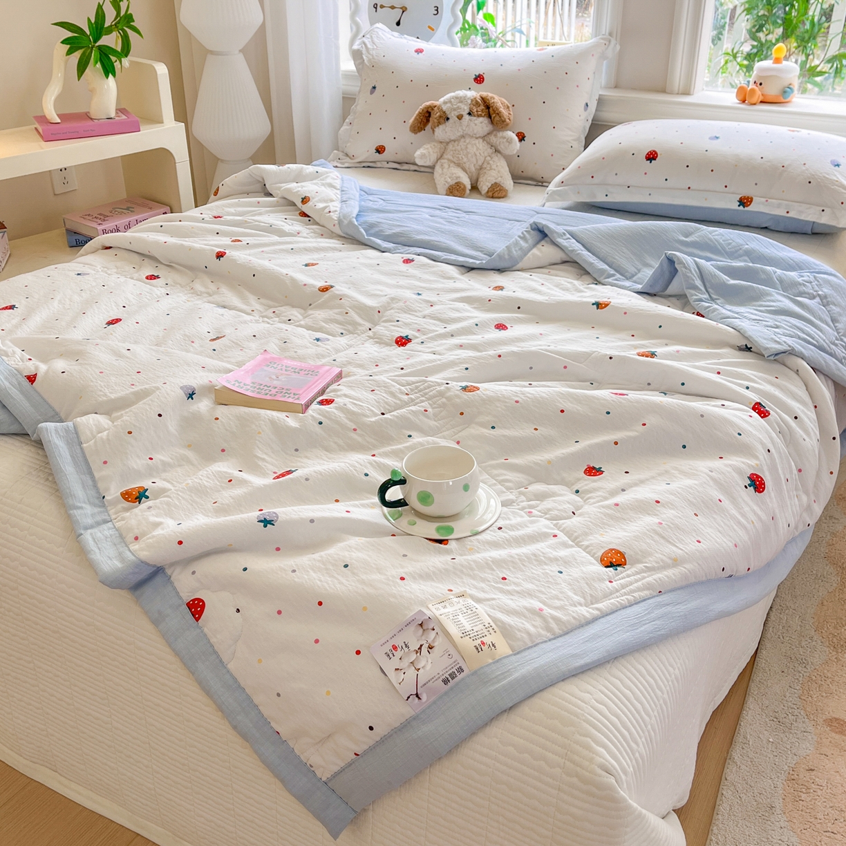 91家纺网 家纺一手货源 找家纺 优承佳生活馆 2026新款云感双层纱卡通小清新风格棉花夏被（提供买家秀） 草莓点点