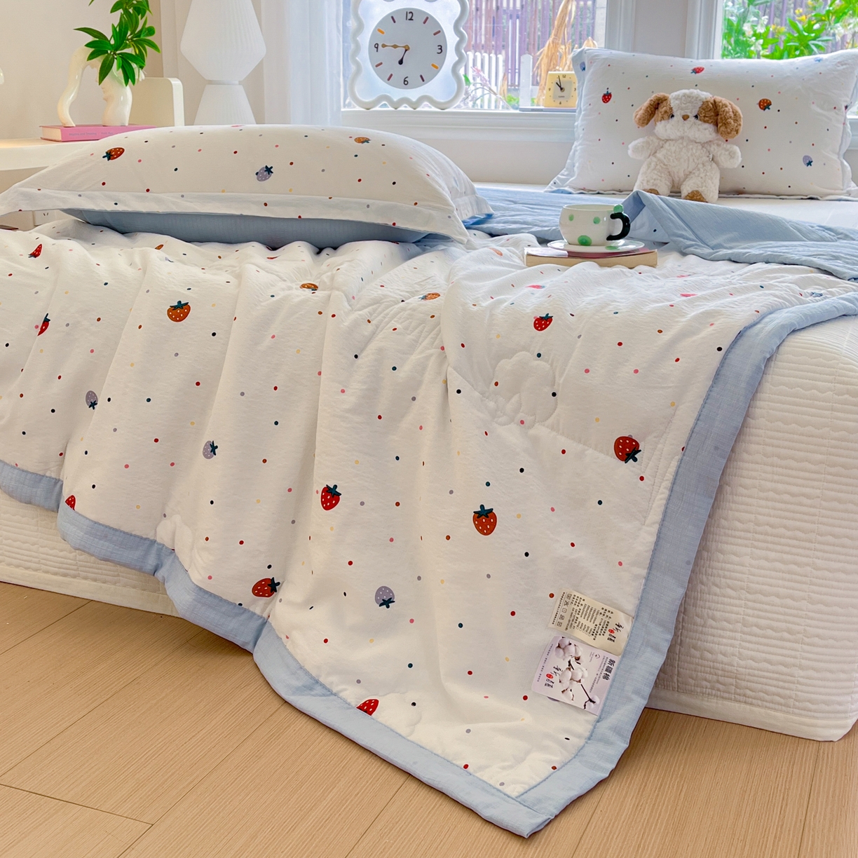 91家纺网 家纺一手货源 找家纺 优承佳生活馆 2026新款云感双层纱卡通小清新风格棉花夏被（提供买家秀） 草莓点点