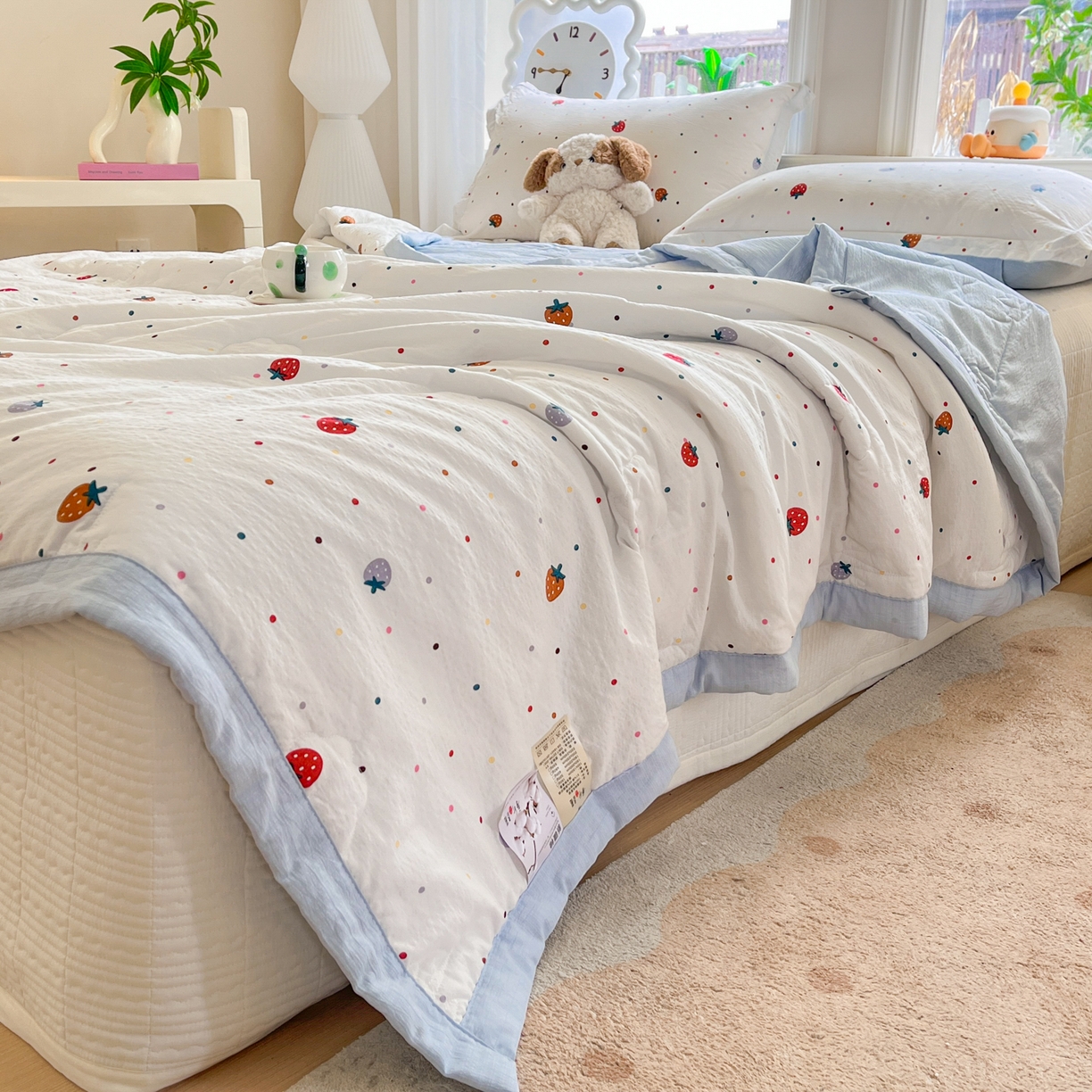 91家纺网 家纺一手货源 找家纺 优承佳生活馆 2026新款云感双层纱卡通小清新风格棉花夏被（提供买家秀） 草莓点点