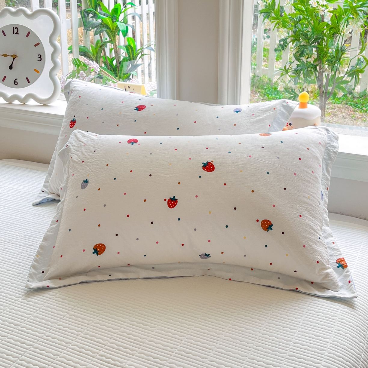 91家纺网 家纺一手货源 找家纺 优承佳生活馆 2026新款云感双层纱卡通小清新风格棉花夏被（提供买家秀） 草莓点点