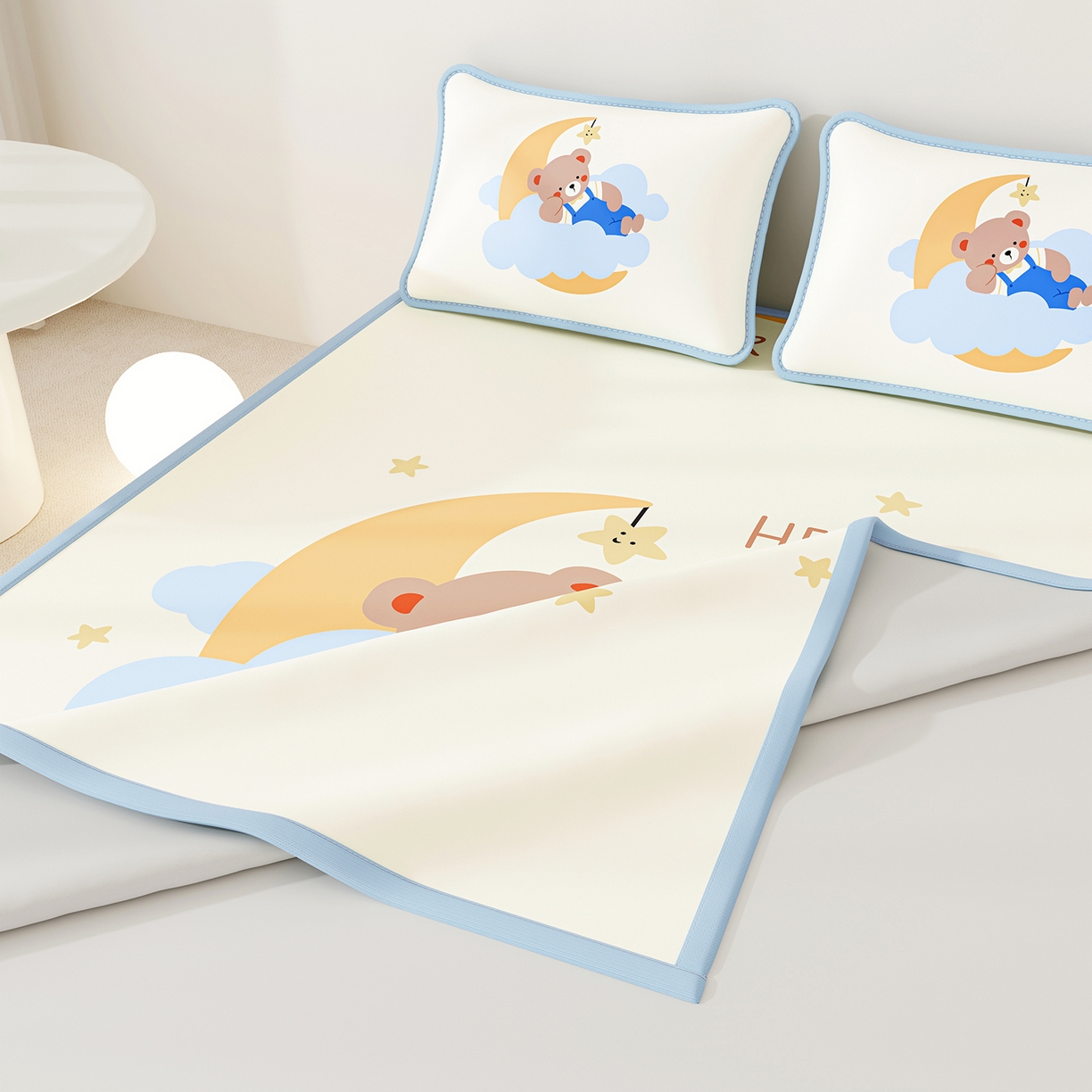 91家纺网 家纺一手货源 找家纺 家品罗兰 2026A类数码印花大版卡通冰丝凉席双人席可机洗学生宿舍空调软席三件套三明治网底 月亮熊