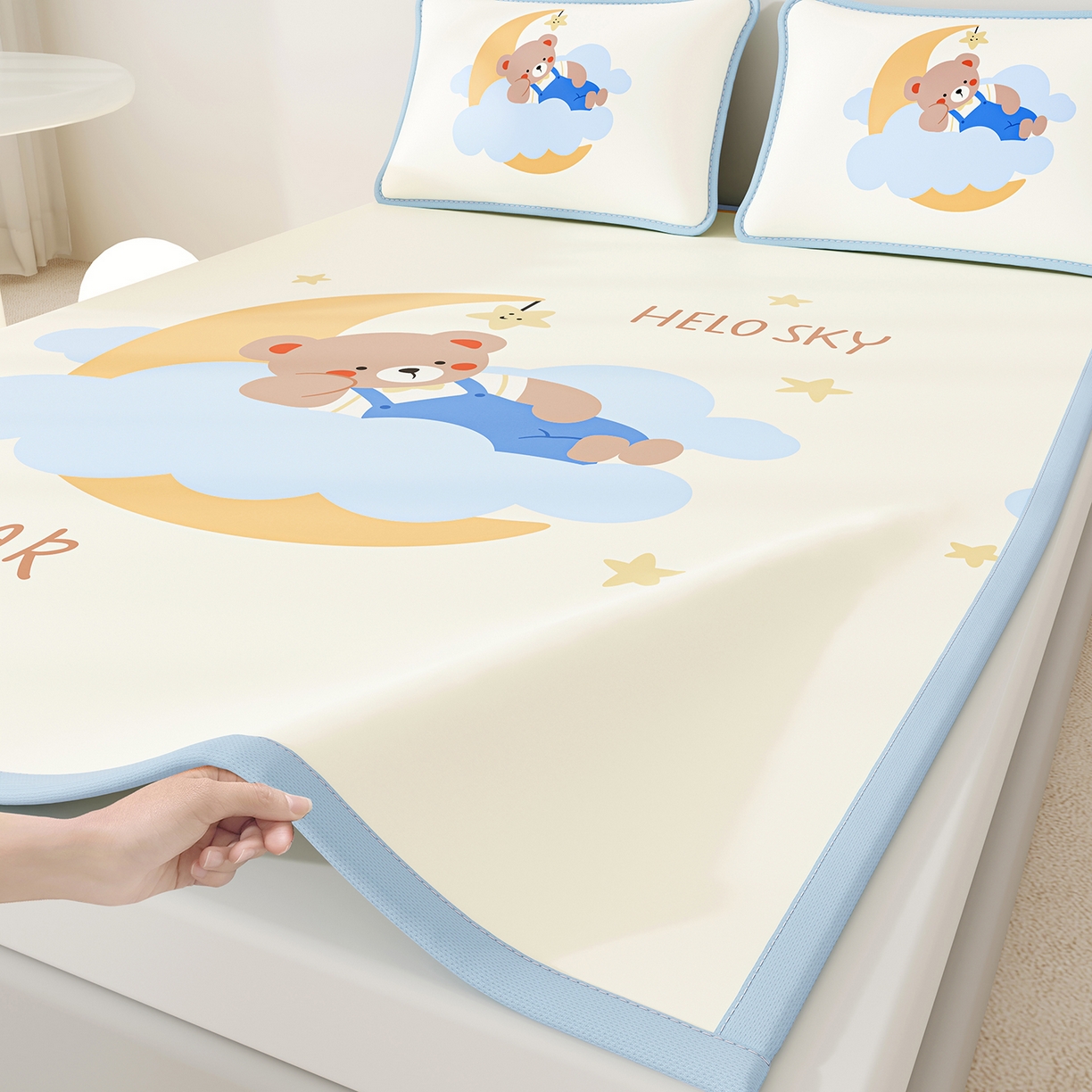 91家纺网 家纺一手货源 找家纺 家品罗兰 2026A类数码印花大版卡通冰丝凉席双人席可机洗学生宿舍空调软席三件套三明治网底 月亮熊