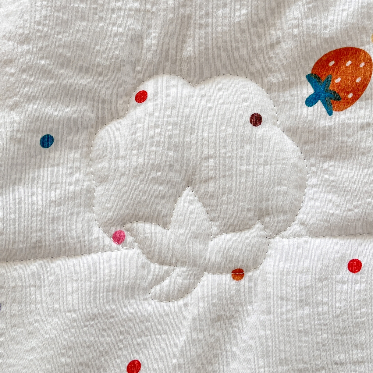 91家纺网 家纺一手货源 找家纺 优承佳生活馆 2026新款云感双层纱卡通小清新风格棉花夏被（提供买家秀） 草莓点点