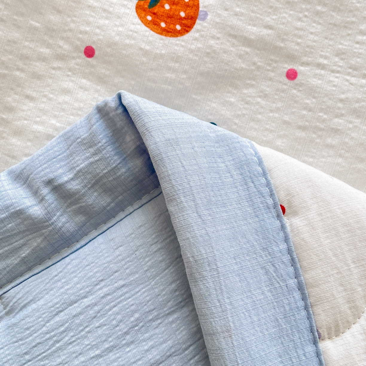 91家纺网 家纺一手货源 找家纺 优承佳生活馆 2026新款云感双层纱卡通小清新风格棉花夏被（提供买家秀） 草莓点点